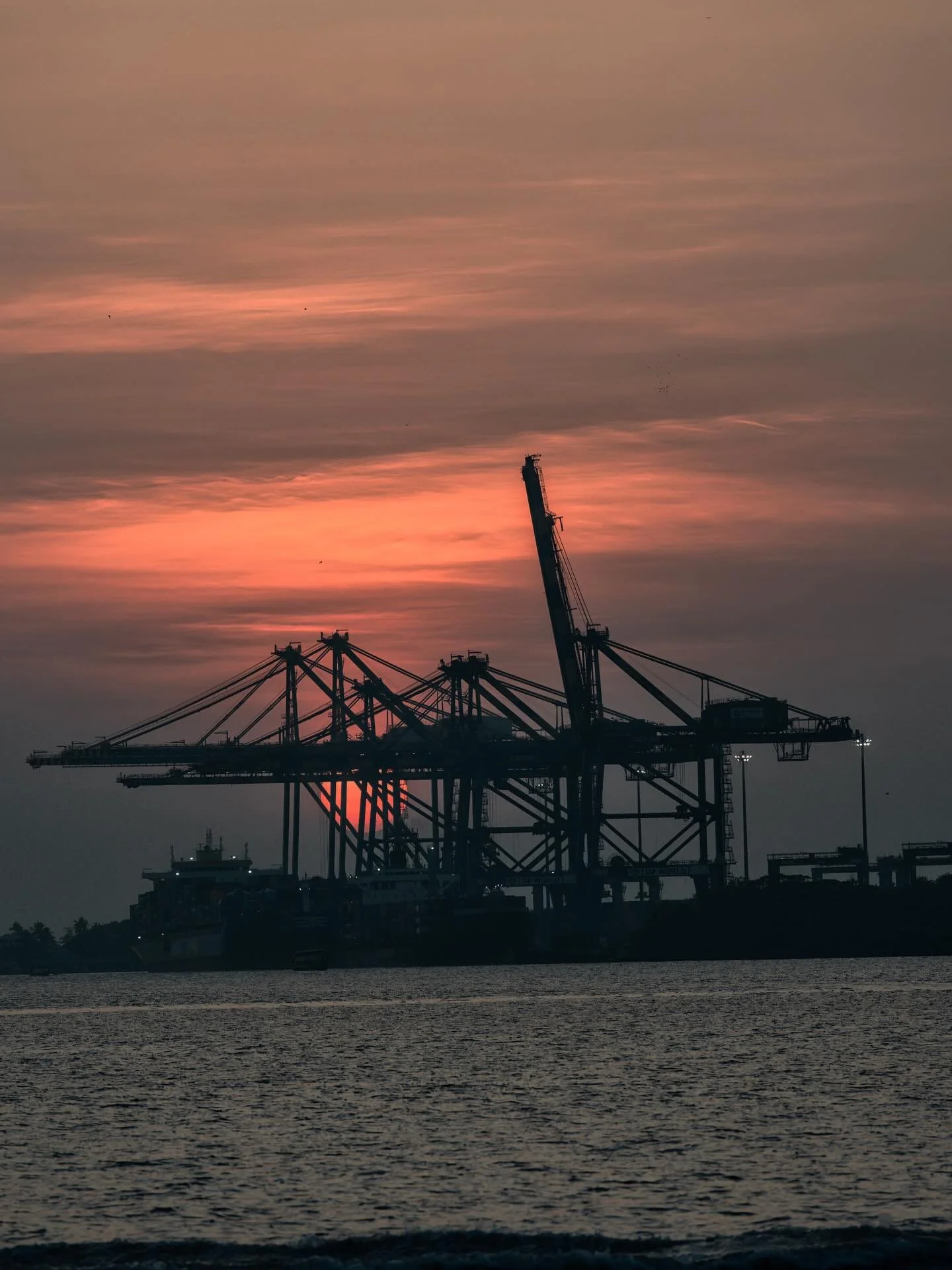 📍 Kochi, Kerala, India

In my first day at Kochi, this was the sunset that welcomed me in the city!

Capturing a sunset from the Marine Drive Walkway in Kochi is a mesmerizing experience where the sky transforms into a canvas of molten gold and crim