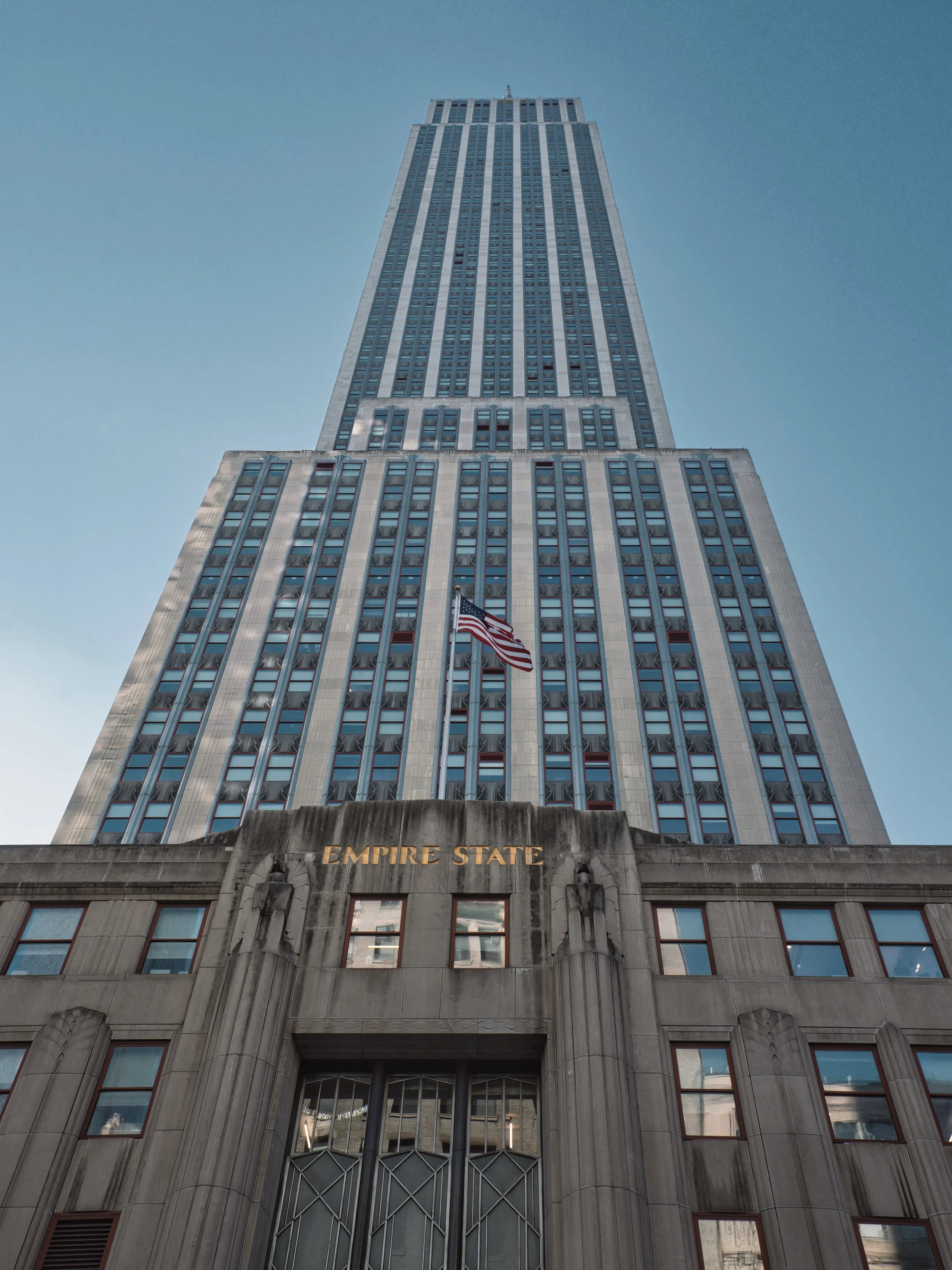 📍 New York, NY, USA

Going to New York City we will see it, the iconic Empire State building, so today some photos seeing it standing just in front of the building.

Standing directly at the base of the Empire State Building on the bustling Manhatta