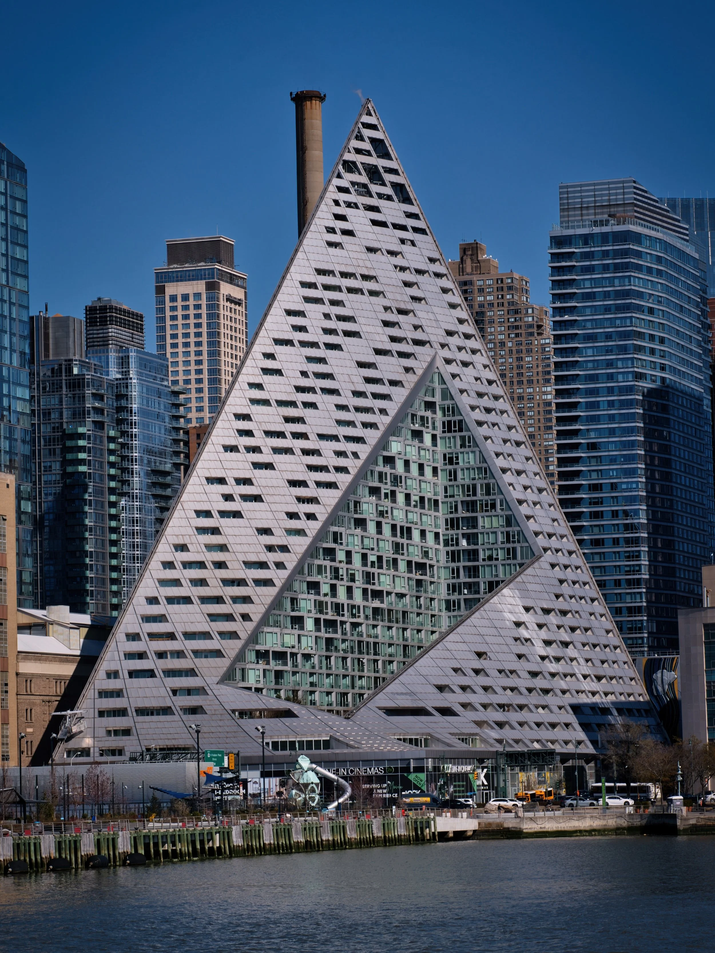 📍 New York, NY, USA 

For todays&rsquo;s post, some photos from a boat trip around Manhattan.

Seeing Manhattan from the water offers an unparalleled perspective on the city&rsquo;s sheer scale and architectural majesty. As the boat glides along the