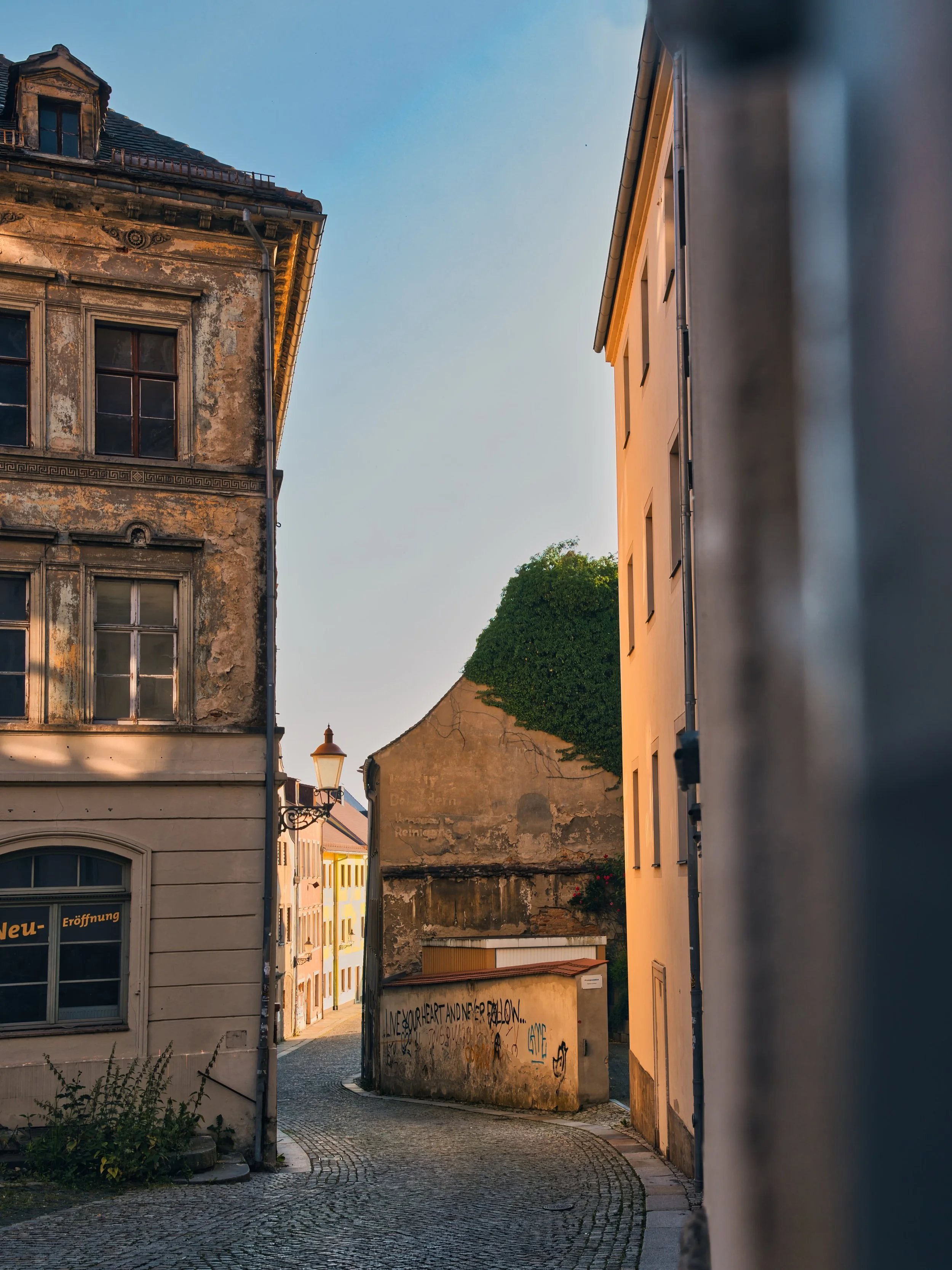 📍 Zittau, Saxony, Germany

Today some photos of buildings in the city of Zittau, Germany.

Zittau is a German city located in the state of Saxony, near the border with Poland and the Czech Republic. Walking through the historic center of Zittau offe