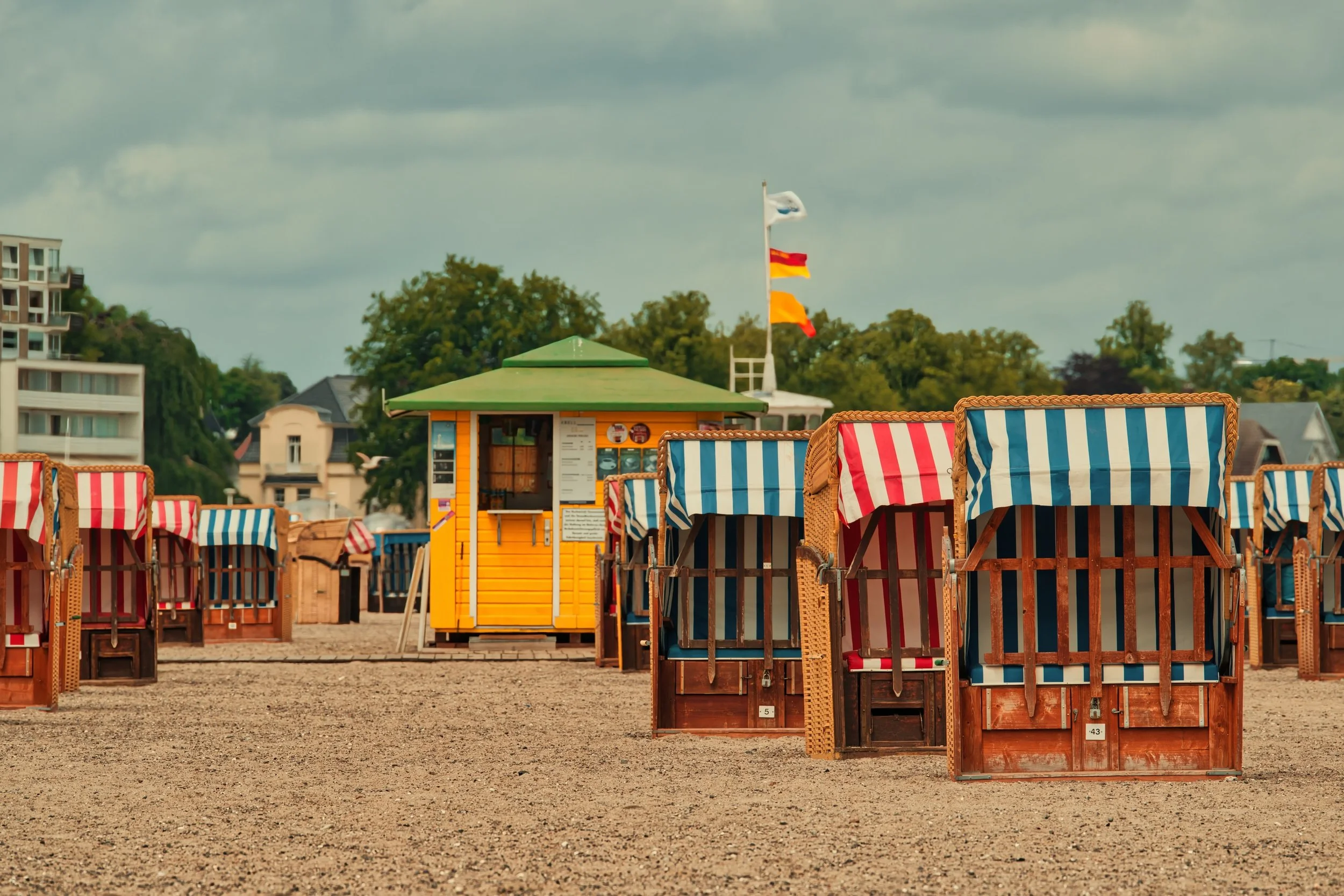 📍 Travem&uuml;nde, Schleswig-Holstein, Germany 

Today some Summer photos in the beach of Travem&uuml;nde, Germany.

Summer at the beach in Travem&uuml;nde, Germany, transforms this historic Baltic Sea resort into a vibrant, sun-soaked haven of rela