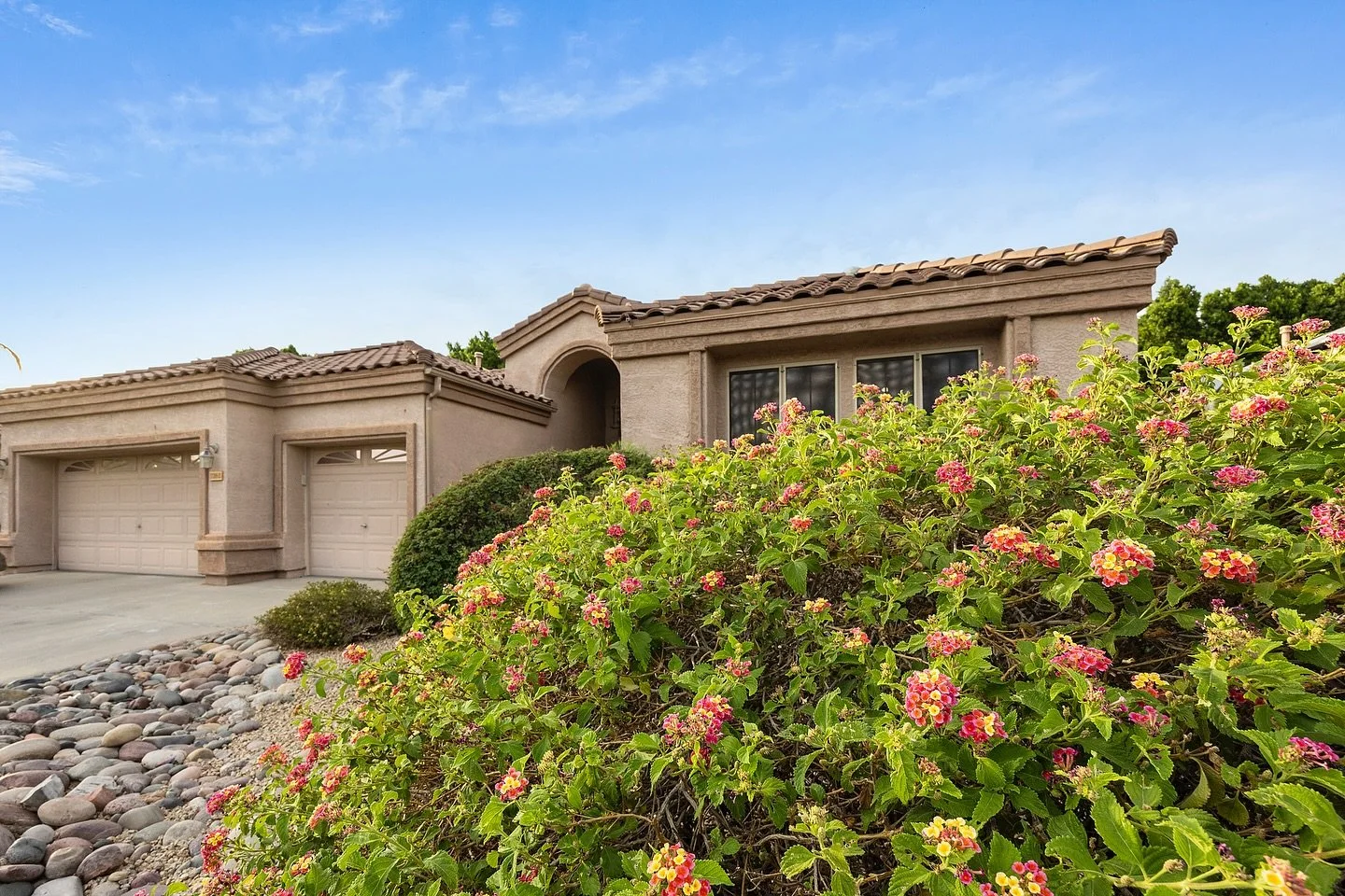 Showcase every tile and open floor plan in stunning clarity, captured wall-to-wall with industry leading equipment ✨🏡✨

📸 captured by @phoenix_virtual_tour

#ListingPhotography #ArizonaHomes #FirstImpressionMatters #movingtoaz 
#welcometoarizona
#a