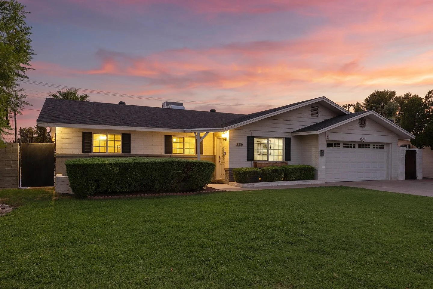 From day to dusk&mdash;we capture it all. ✨ Book your next twilight shoot with us and make your listing shine above the rest.

📸 captured by @phoenix_virtual_tour

#ListingPhotography #ArizonaHomes #FirstImpressionMatters #movingtoaz 
#welcometoariz