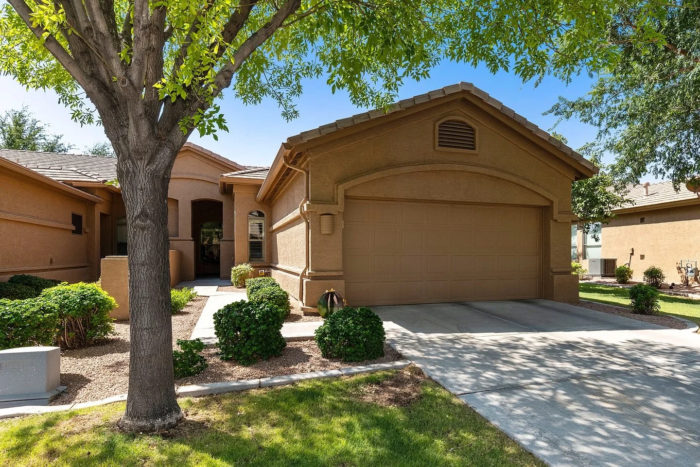 Listings are not complete without beautiful listing photos! Our team guarantees creativity and consistency. Book with us today! 🏡📸

📸 captured by @phoenixvirtualtour_

#ListingPhotography #ArizonaHomes #FirstImpressionMatters #movingtoaz 
#welcome