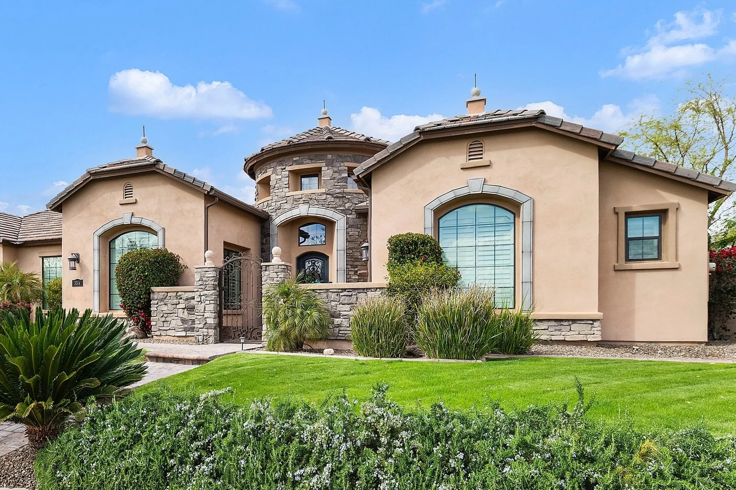 Luxury living, perfected. Every angle captured to highlight the lifestyle your listing deserves👑

#ListingPhotography #ArizonaHomes #FirstImpressionMatters #movingtoaz 
#welcometoarizona #RealEstateLeaders#RealProducers
#arizona 
#AZRealEstate 
#AZr