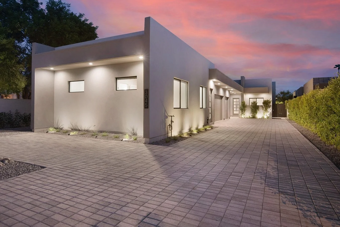 Luxury hits different at twilight ✨
These golden-hour shots capture the best part, the magic, the mood and the moment that stops every scroll. 🏡🌇

#ListingPhotography #ArizonaHomes #FirstImpressionMatters #movingtoaz 
#welcometoarizona #RealEstateL