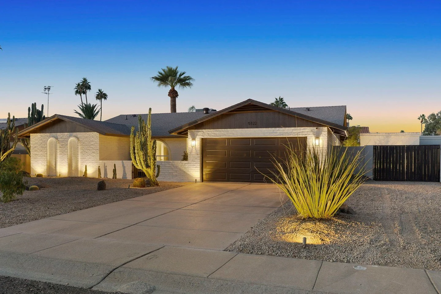 Why are 90% of listings missing this? 👀 Twilight media is the undeniable advantage that turns lookers into buyers.

#ListingPhotography #ArizonaHomes #FirstImpressionMatters #movingtoaz 
#welcometoarizona #RealEstateLeaders#RealProducers
#arizona 
#