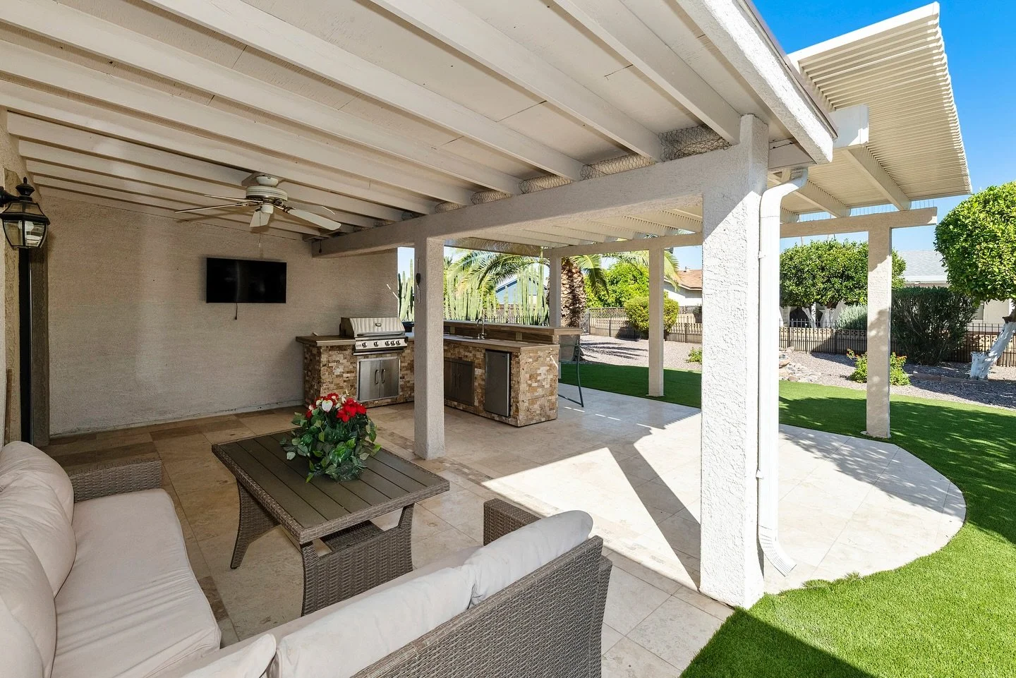 Out with the old, blurry photos. In with the stunning visuals that make customers hit 'Buy Now.' 🍾📈

#ListingPhotography #ArizonaHomes #FirstImpressionMatters #movingtoaz 
#phoenixvirtualtour