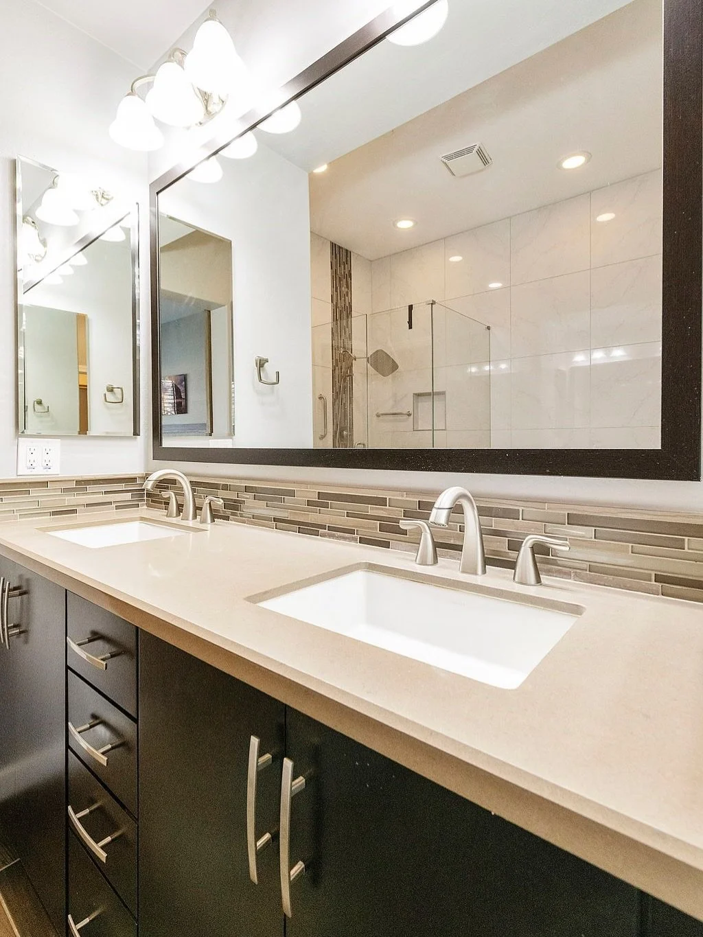 Photos capture attention.
Video captures emotion.

If you want buyers to feel the home before they walk in, video is the move. 🎥🏡

📸 by @phoenixvirtualtour_ 

#RealProducers
#ArizonaHomes
#AZRealEstate
#AZrealtor
#phoenixvirtualtour