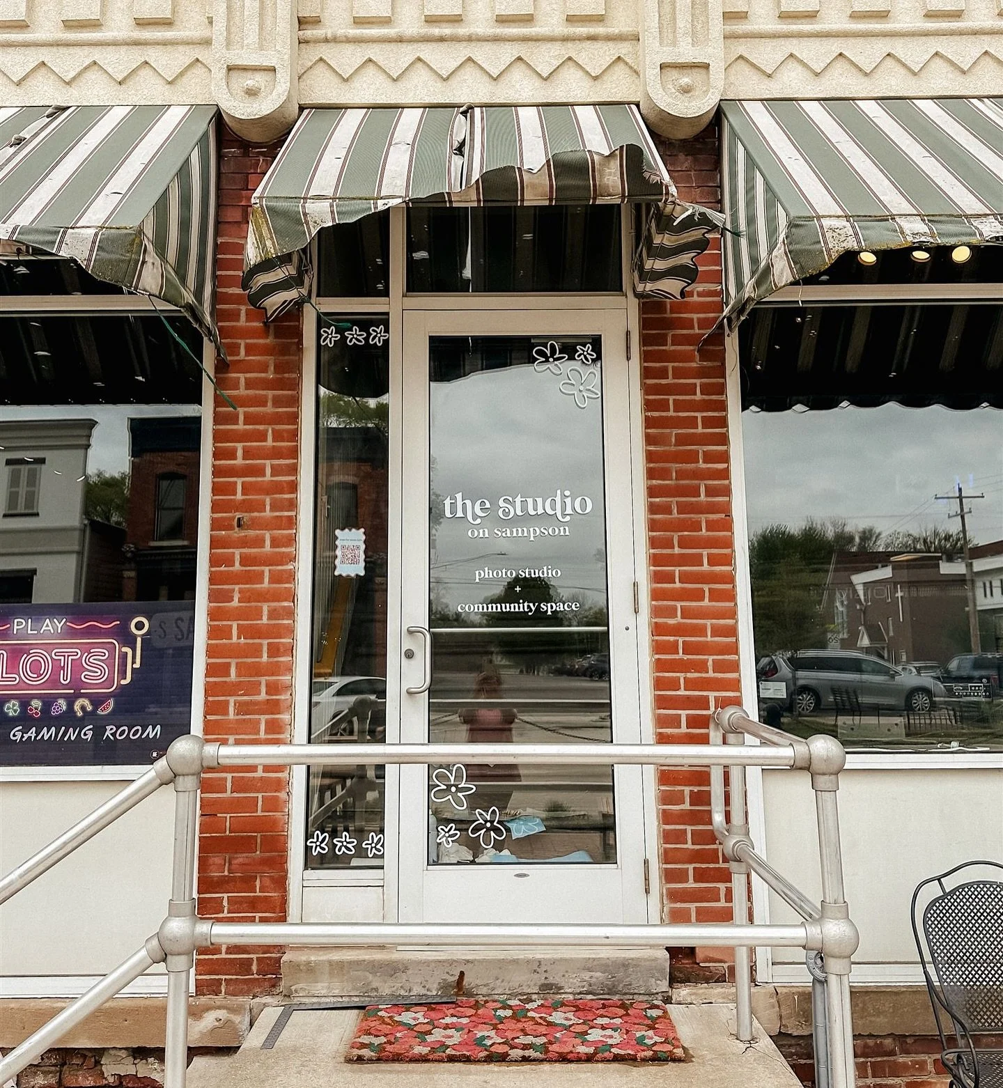 Curious what&rsquo;s inside??

✨ 3 spaces to create (the lounge, white room, and the bedroom)
✨ fully furnished with trendy pieces
✨8 seamless paper options
✨clothing rack
✨WiFi and Bluetooth speaker
✨phone and camera tripod
✨private bathroom

The op