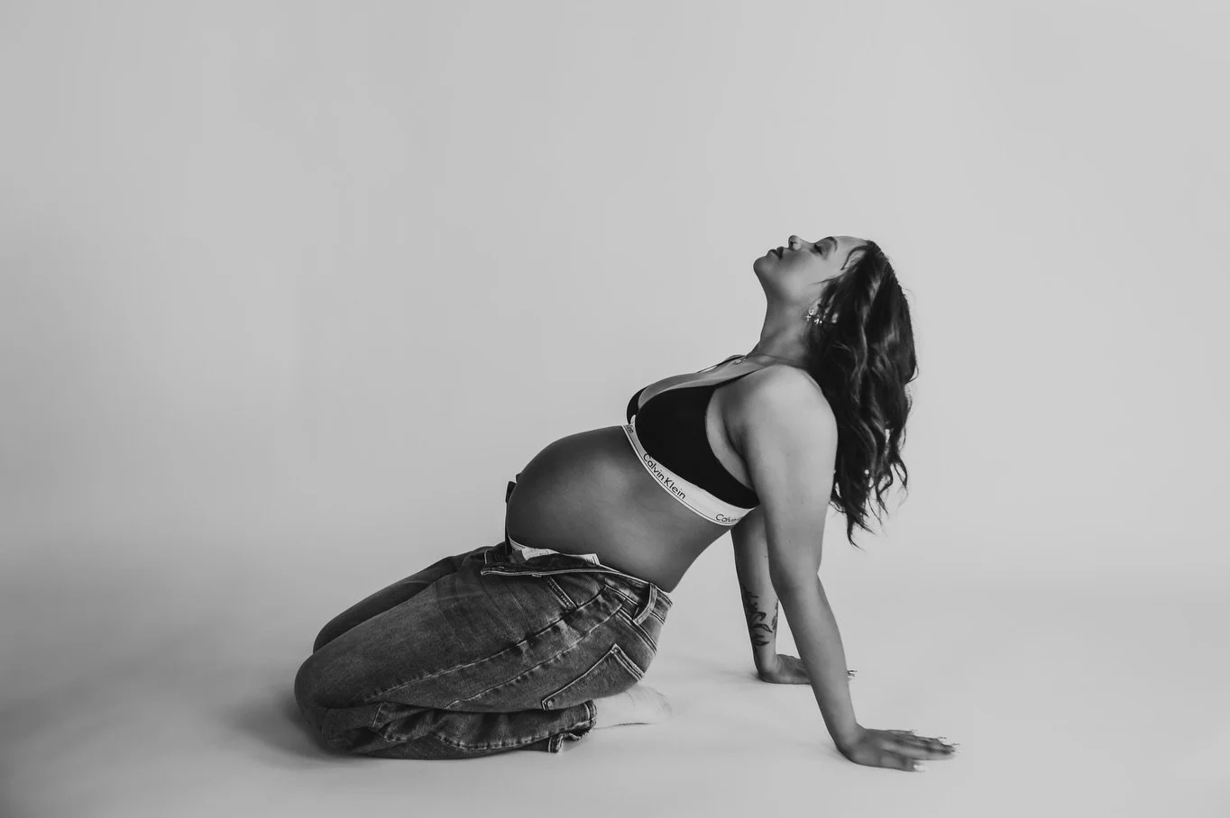 Looking for a place for your maternity photos? We got you covered!! With 3 different spaces and 8 seamless paper options, the options are endless!

I love how Little Moments By Amanda used the space for this sessions 🤩✨