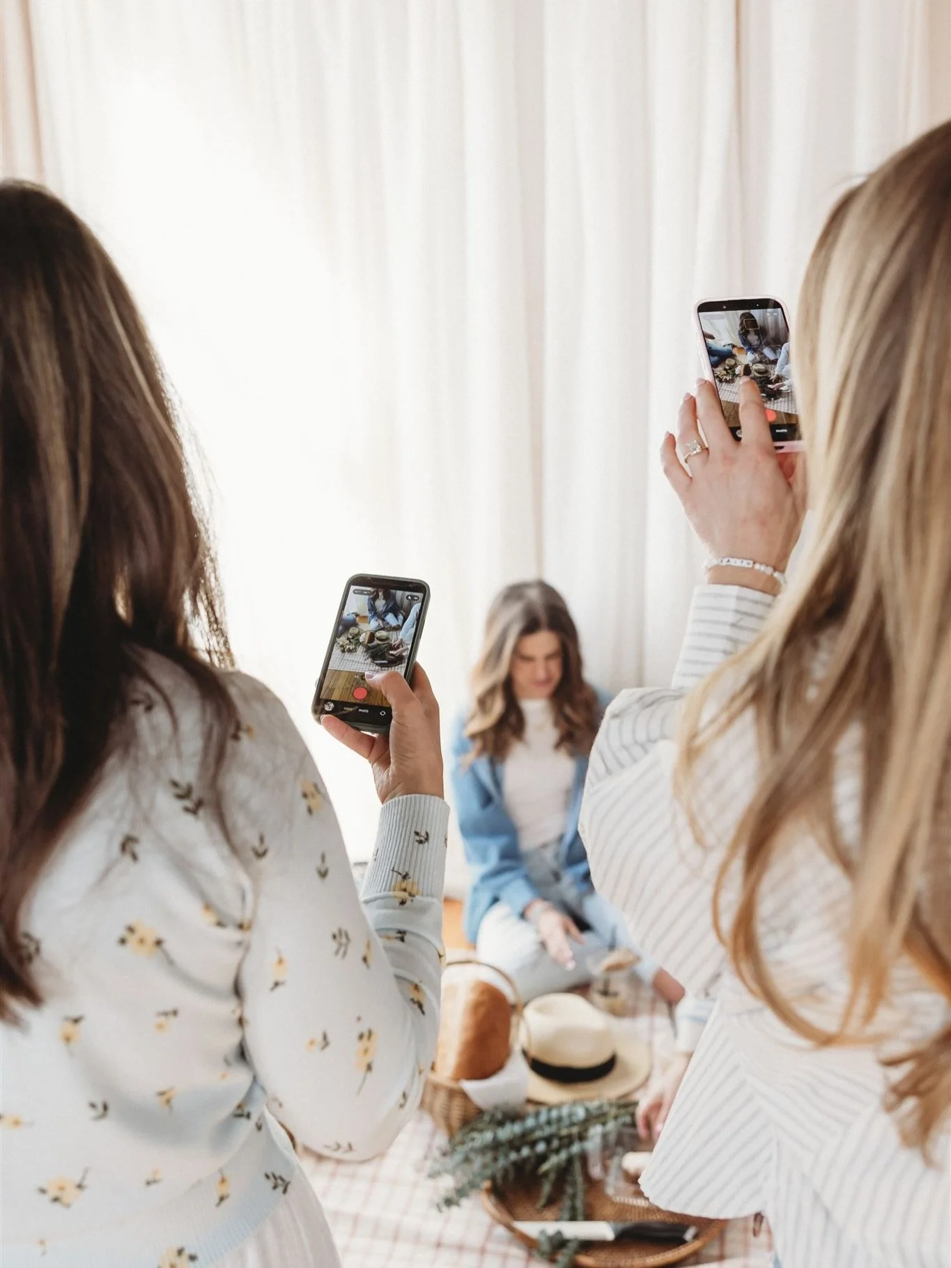 Did you know you don&rsquo;t have to be a professional to use the studio?! Grab your best gal pals and phones! And use the space to create content for your business! 

That&rsquo;s exactly what these girlies did! They made a fun day out of it and lef