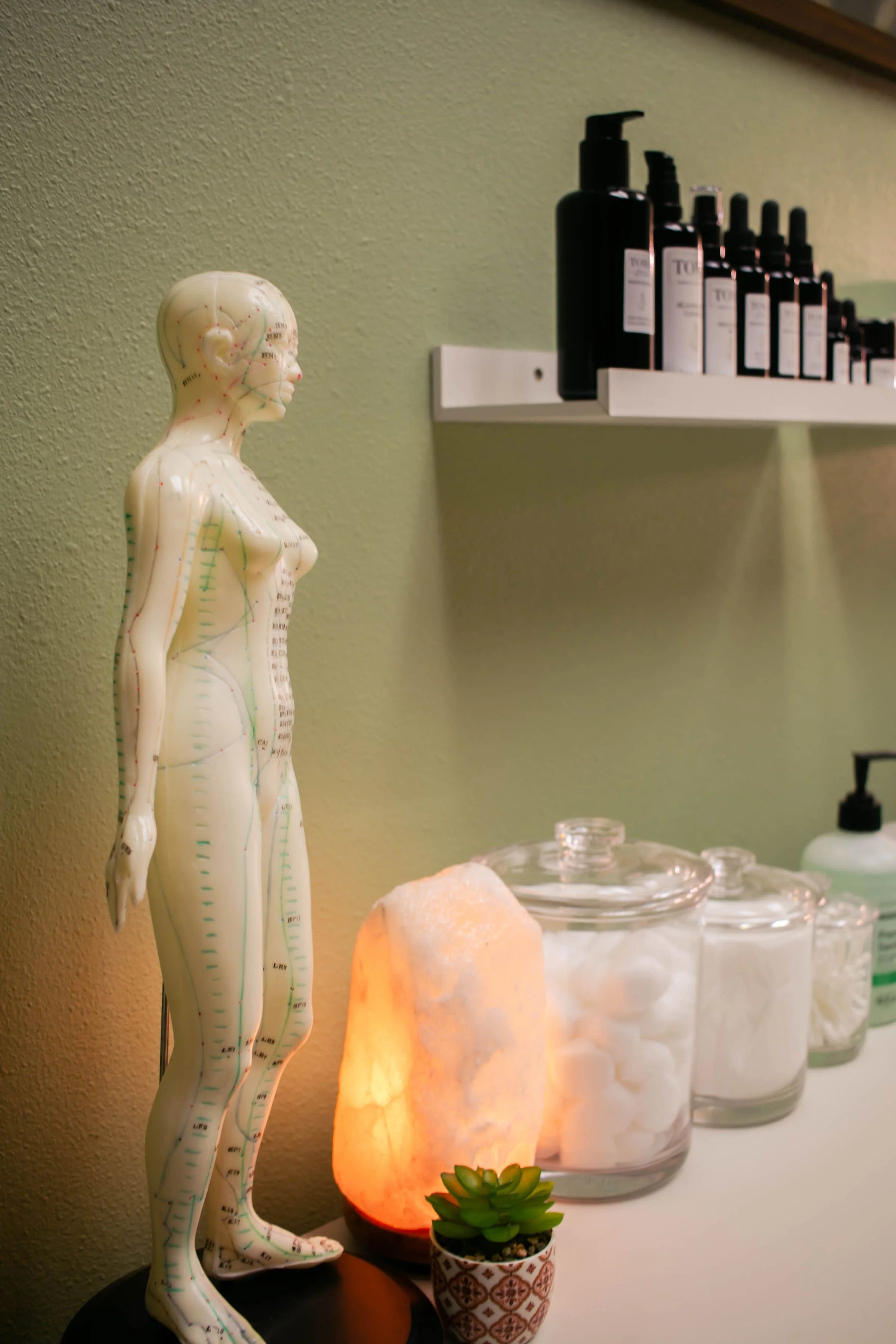 Acupuncture treatment room. Kirkland, Washington. Vancouver, Washington. Mental health. Women's health. Fertility. Menopause. Microneedling. Cosmetic acupuncture.