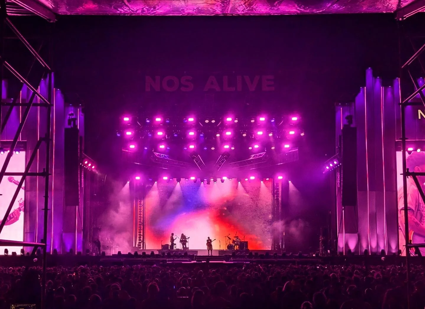 Had so much fun on an incredible run of shows with @arlo.parks 
Covering for @belinda_best_ 
Design @cassiuscreative