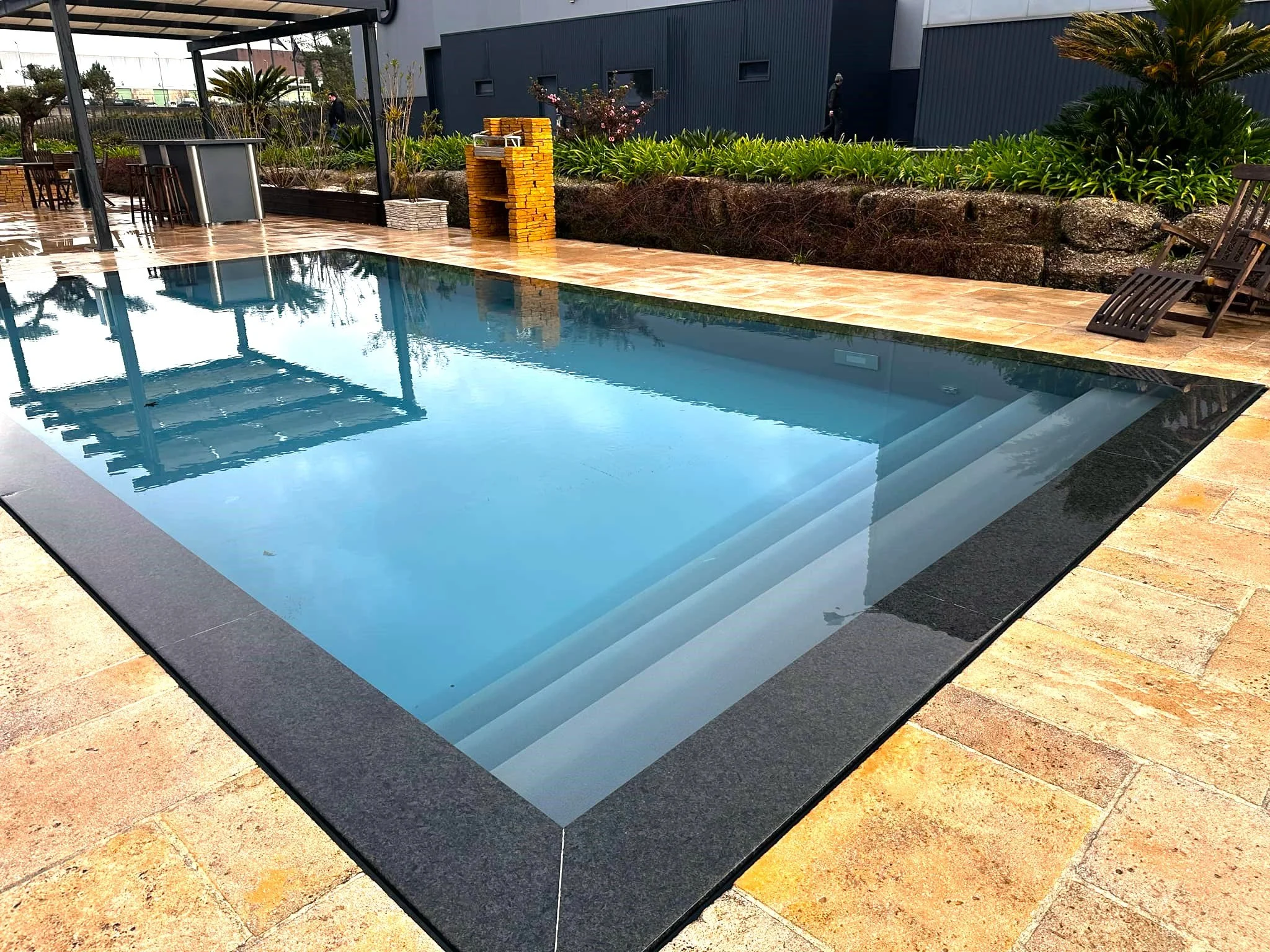 Premium klassi veepeegliga bassein ehk mirror pool Eestis