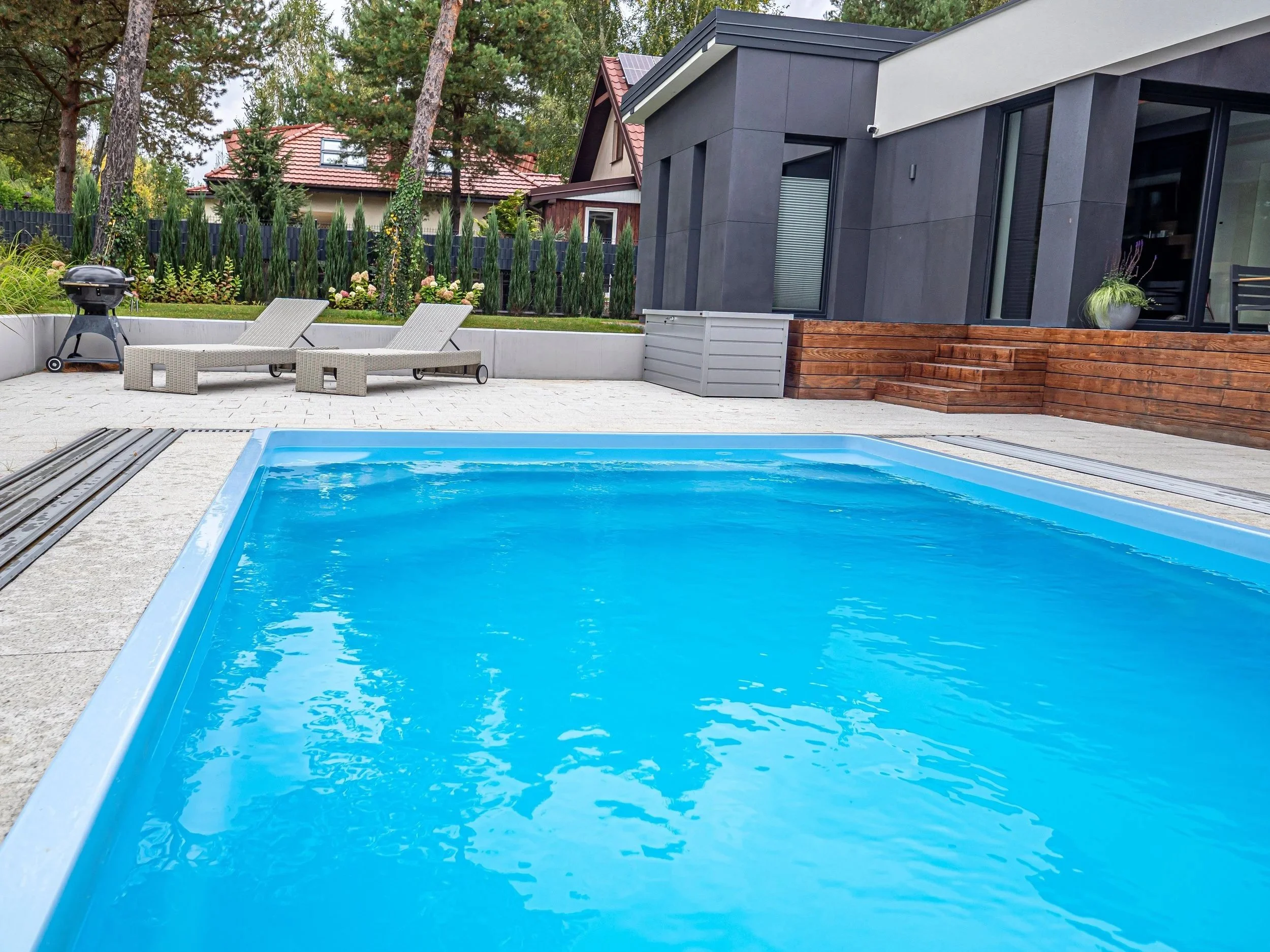 Klaasfiiber valmis välibassein – kui palju maksab bassein aeda?