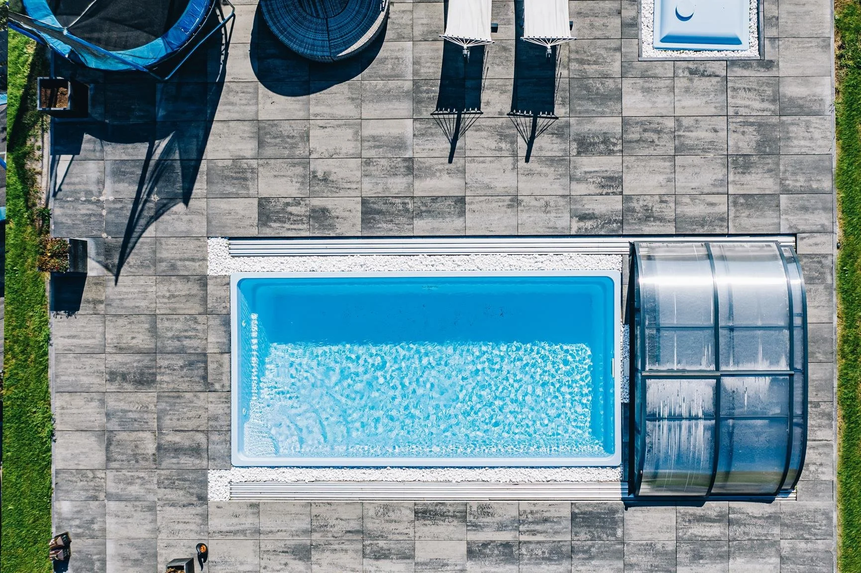 6x3 m klaasfiiber välibassein aeda