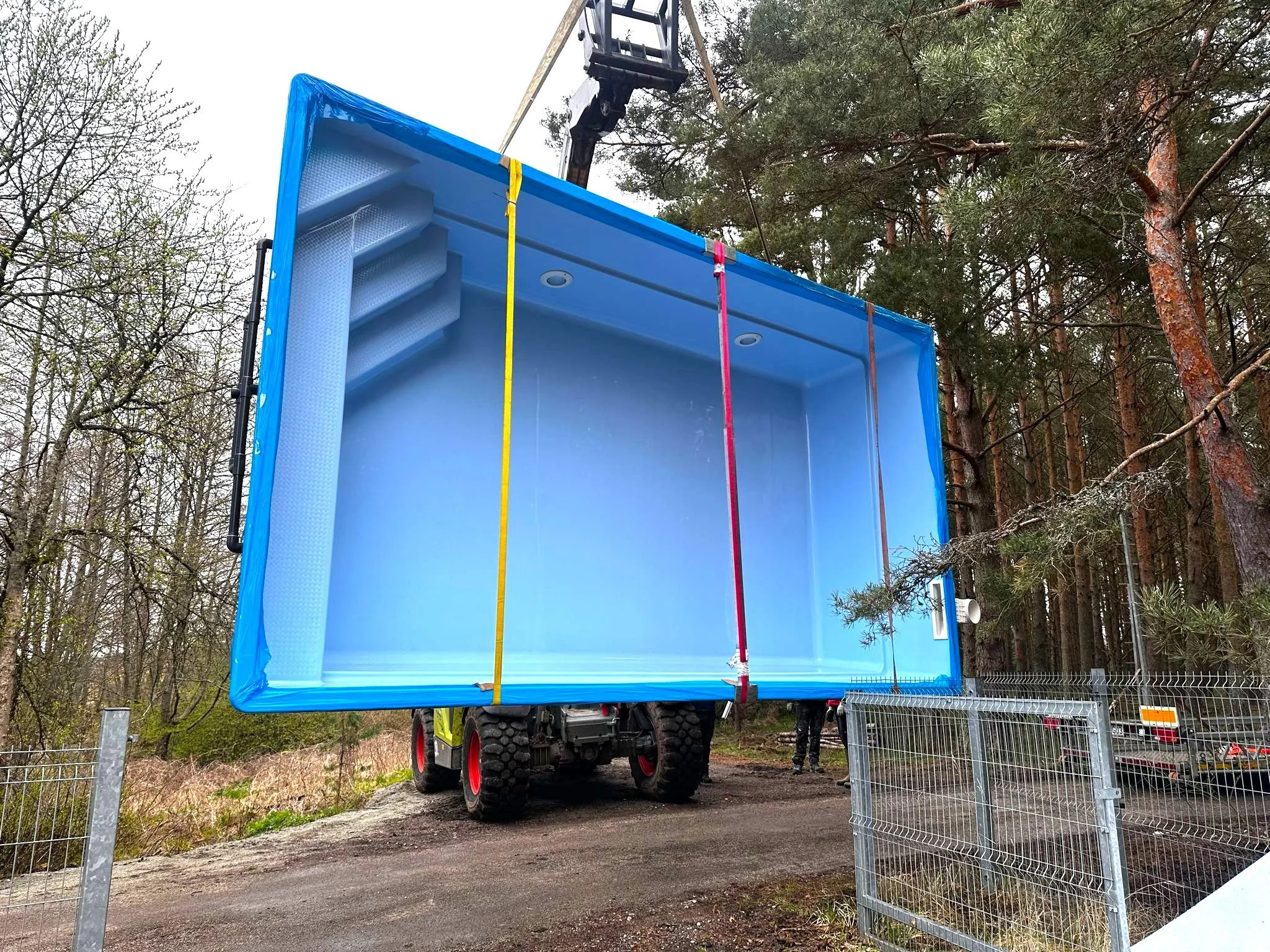 klaasfiiberbassein paigaldus tõstega kraanaga