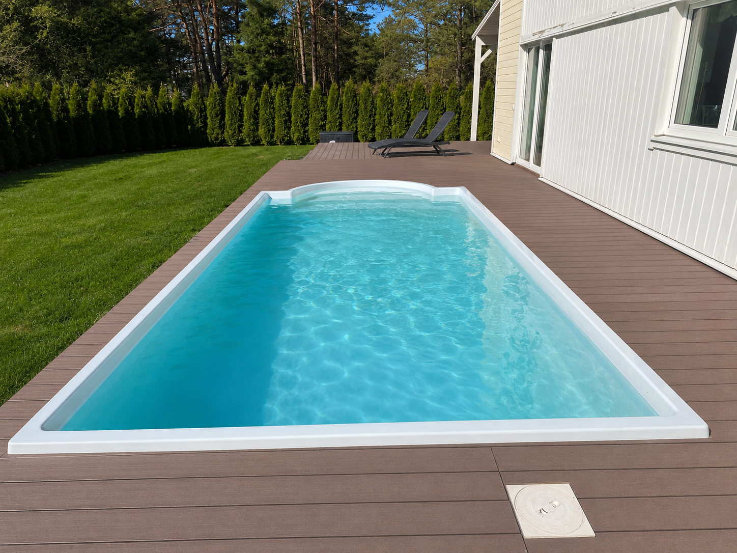 Modernne klaasfiiber bassein mõõdus 3.7x7m elegantse Rooma trepiga ja light blue toonis viimistlusega. Tegemist on Eestis 2026. aastal paigaldatud valmisbasseiniga, mis ühendab minimalistliku disaini, mugava kasutuse ja vastupidava konstruktsiooni. H
