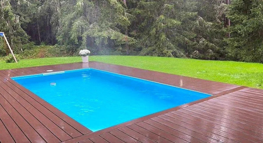 Basseini ümber sobiva kuju ja suurusega terrass.