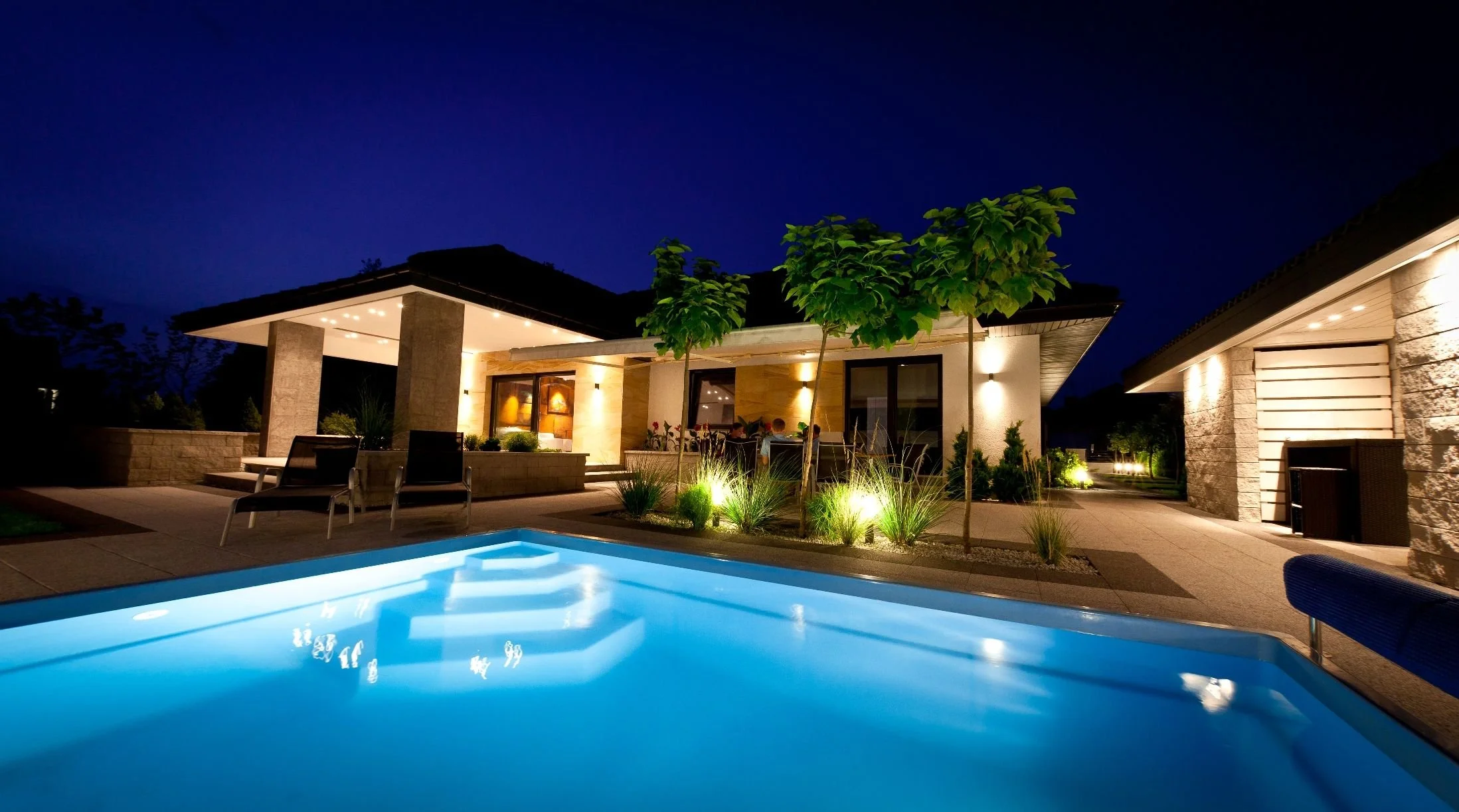 soojendusega bassein õhtul LED valgustusega