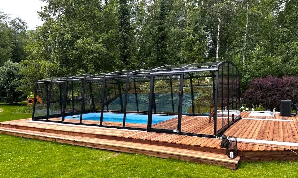 Moodne terrass basseini paigaldusega terviklahenduses.