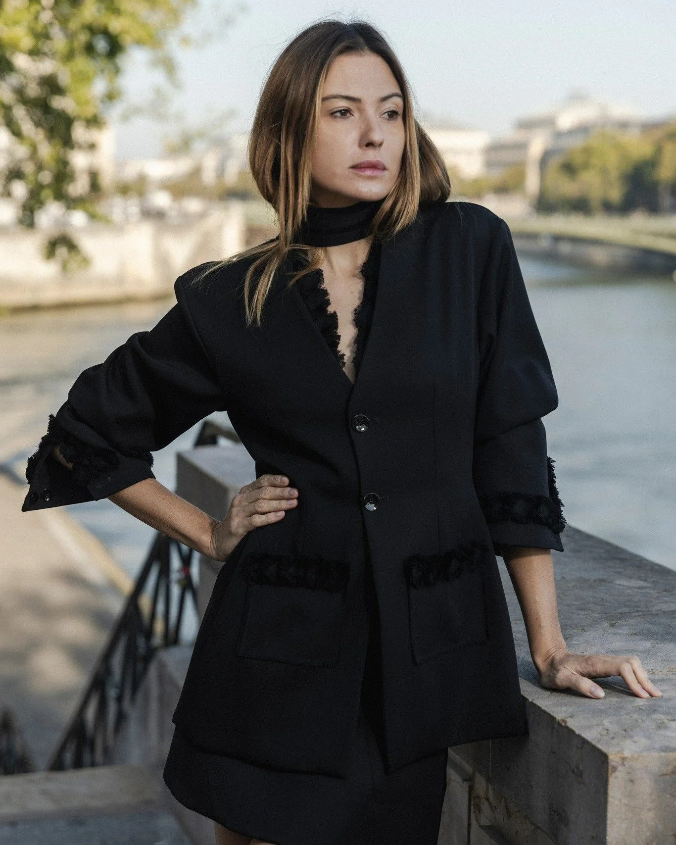 Parisian bridges and timeless pieces 🤍

The Elize Blazer brings refined tailoring with subtle fringe accents, styled with the Daisy Flower Ring Necklace in 100% wool. Made for the moments that matter, for the wardrobe that never lets you down.

Tap 