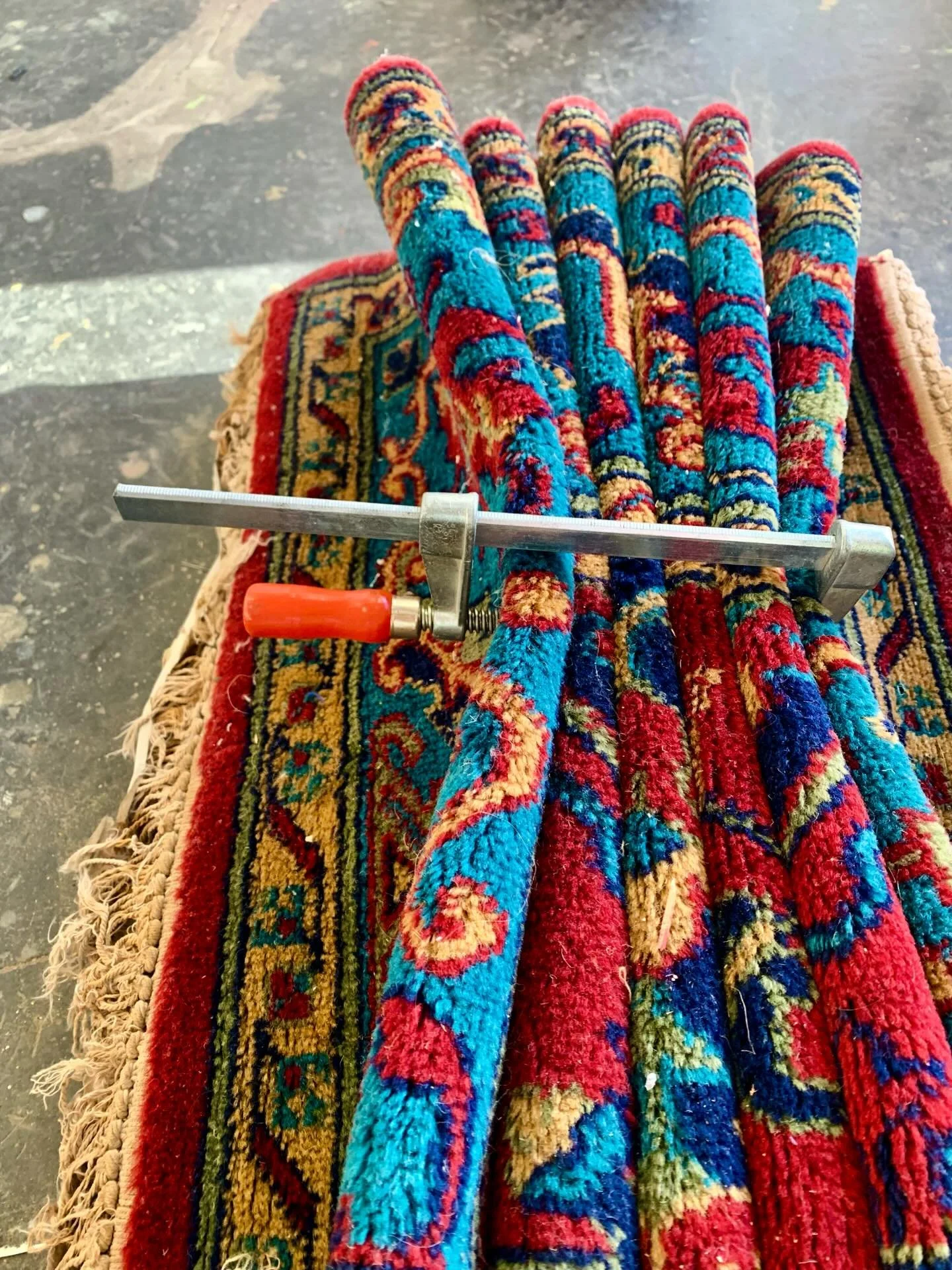 Liebe Hilde,
ich bin dieser Tage gut sortiert. Im Supermarkt habe ich Spinat im Angebot gekauft. Meinen Teppichklopfer habe ich wohl verlegt, aber die Schraubzwinge tut es auch. 
Bis bald in Arnsberg! 
Wir halten zusammen!
Deine Liz

HANTIEREN MIT UN