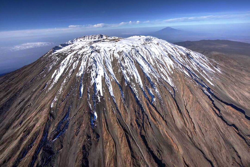 6+Kili-Krater-Anflug©GianSchachenmann_ton.jpg