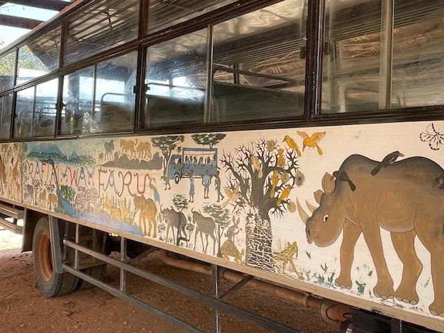 Bus für Schülerbesuche im Kisima Rhino Sanctuary 2025.jpg