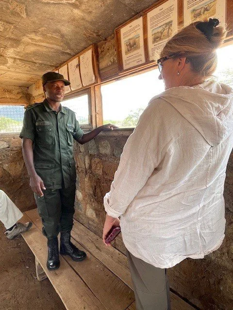Mit Rhino Park Warden Jackson Nanayaro im Nashorn Beobachtungsbunker 2025.jpg