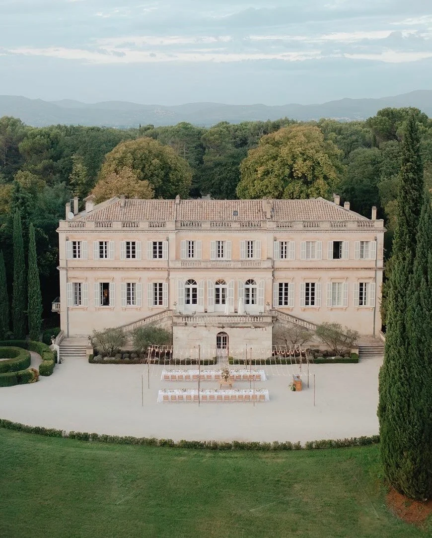 Some places hold a special kind of beauty, timeless, full of stories and memories. 
The Ch&acirc;teau du Martinay is one of them. Grateful to witness love in such unforgettable settings.