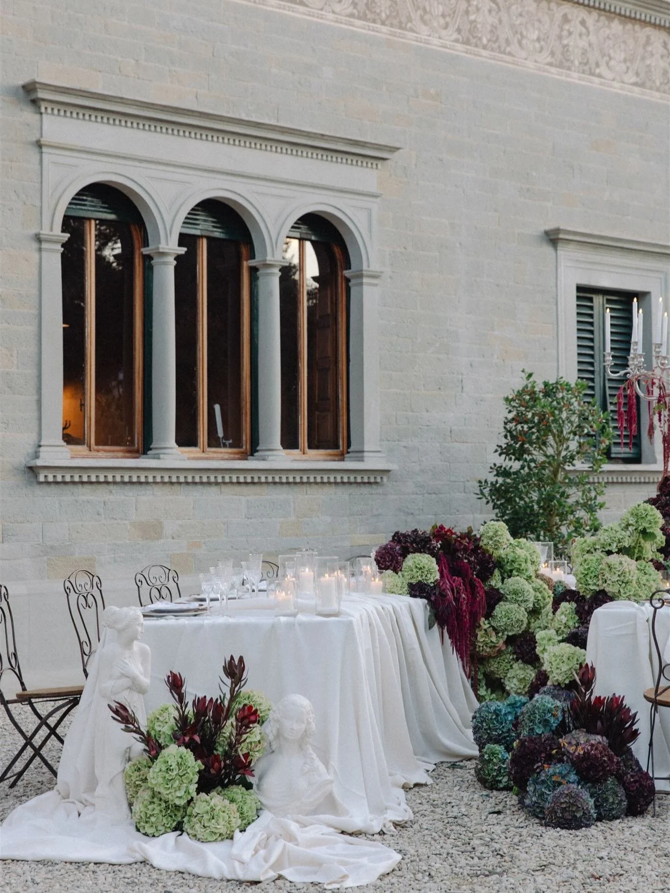 An Italian courtyard,
Soft stone, antique statues, cascading hydrangeas, and candlelight dancing at dusk.
A dialogue between classical beauty and modern romance understated, intentional, timeless.

Italy, but make it poetic. 🤍
.
.
@villa_la_commenda