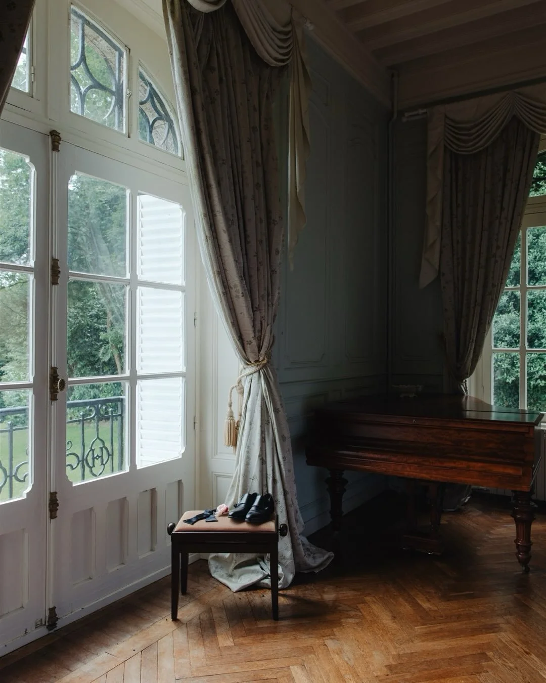 We&rsquo;ve always loved the getting ready moments.

It&rsquo;s intimate&hellip; everyone in their own space, slowly stepping into something big. 
No rush, just real emotions, small gestures, and a kind of calm before everything begins.

An excerpt f