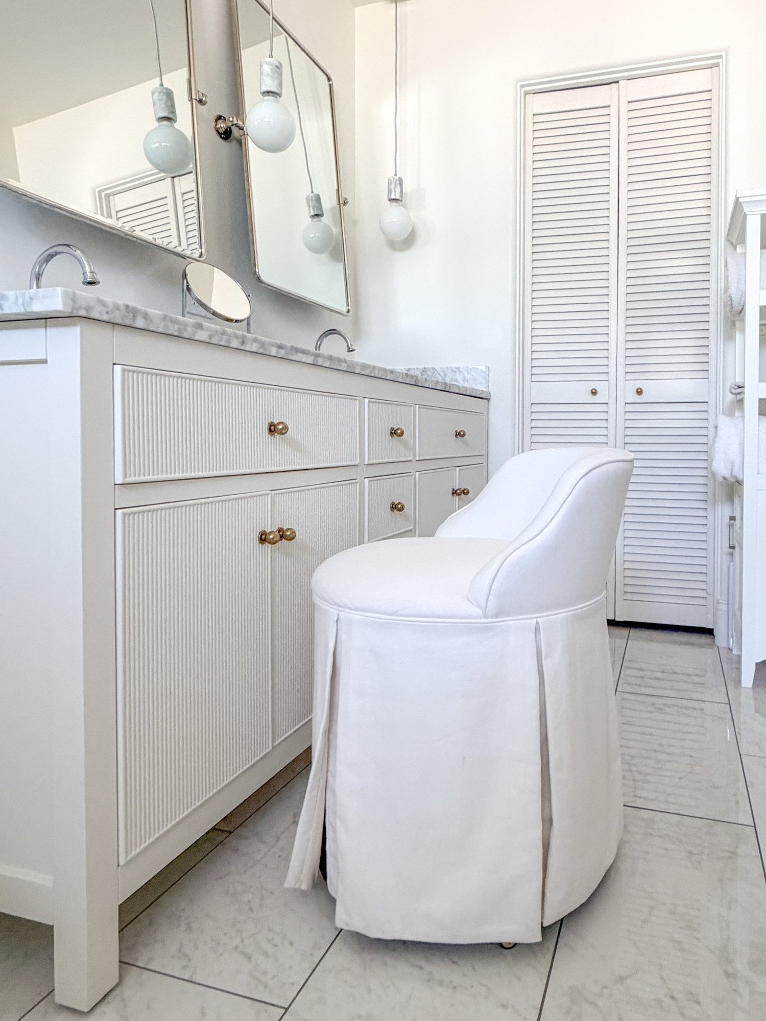 Coastal casual bathroom final view