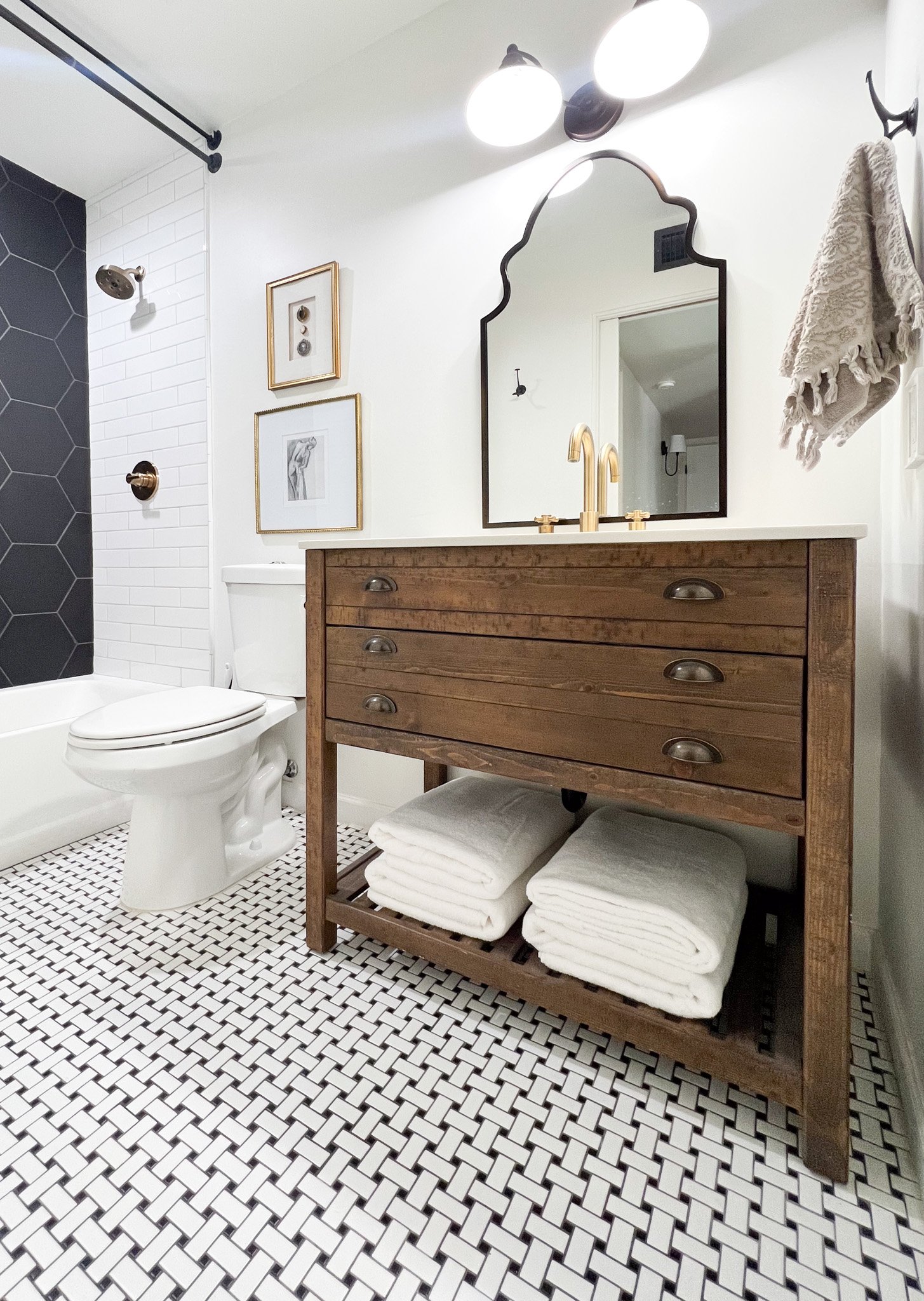 Traditional bathroom with modern finishes and fresh palette