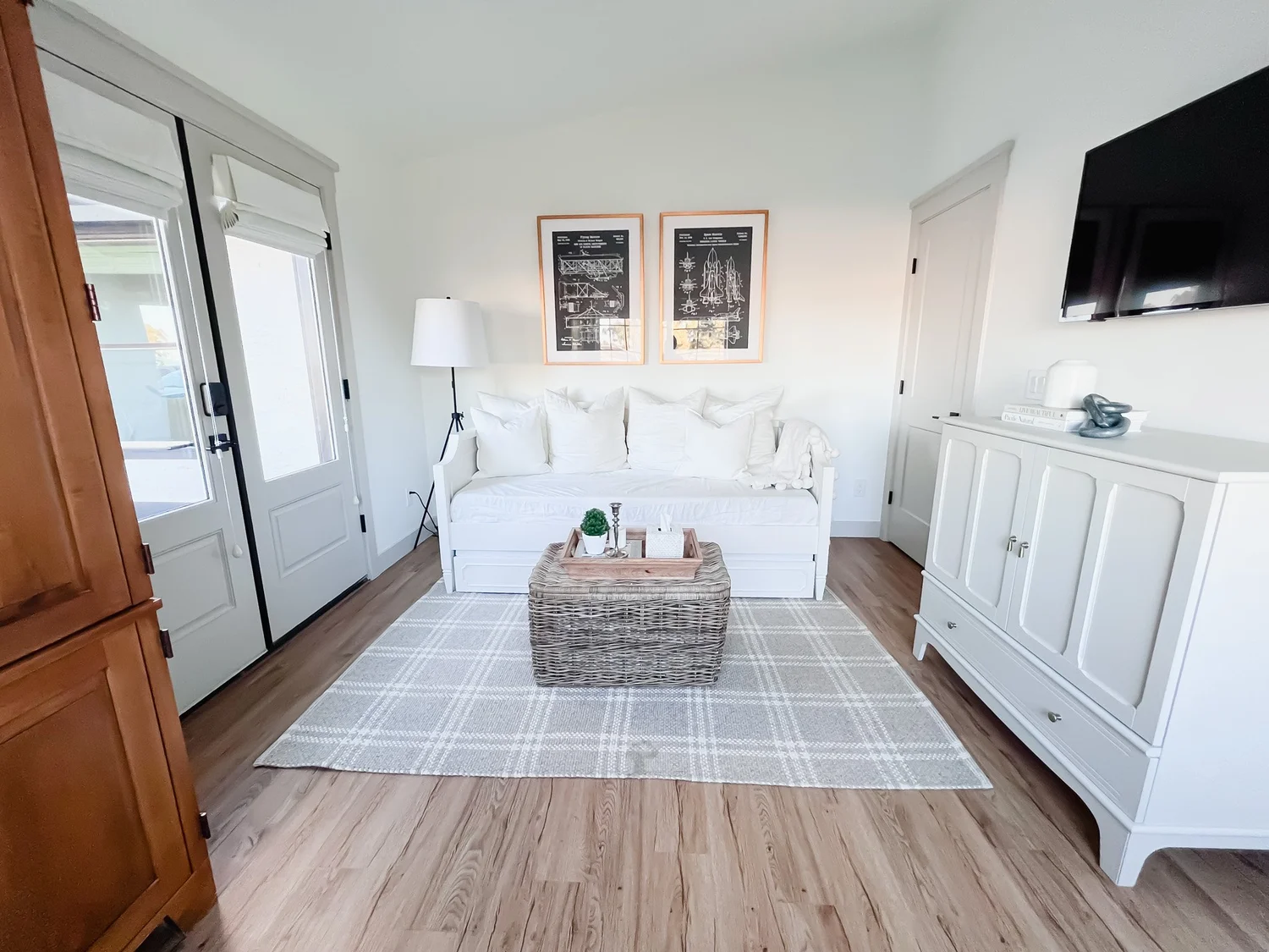 Guest bed with vaulted ceiling above