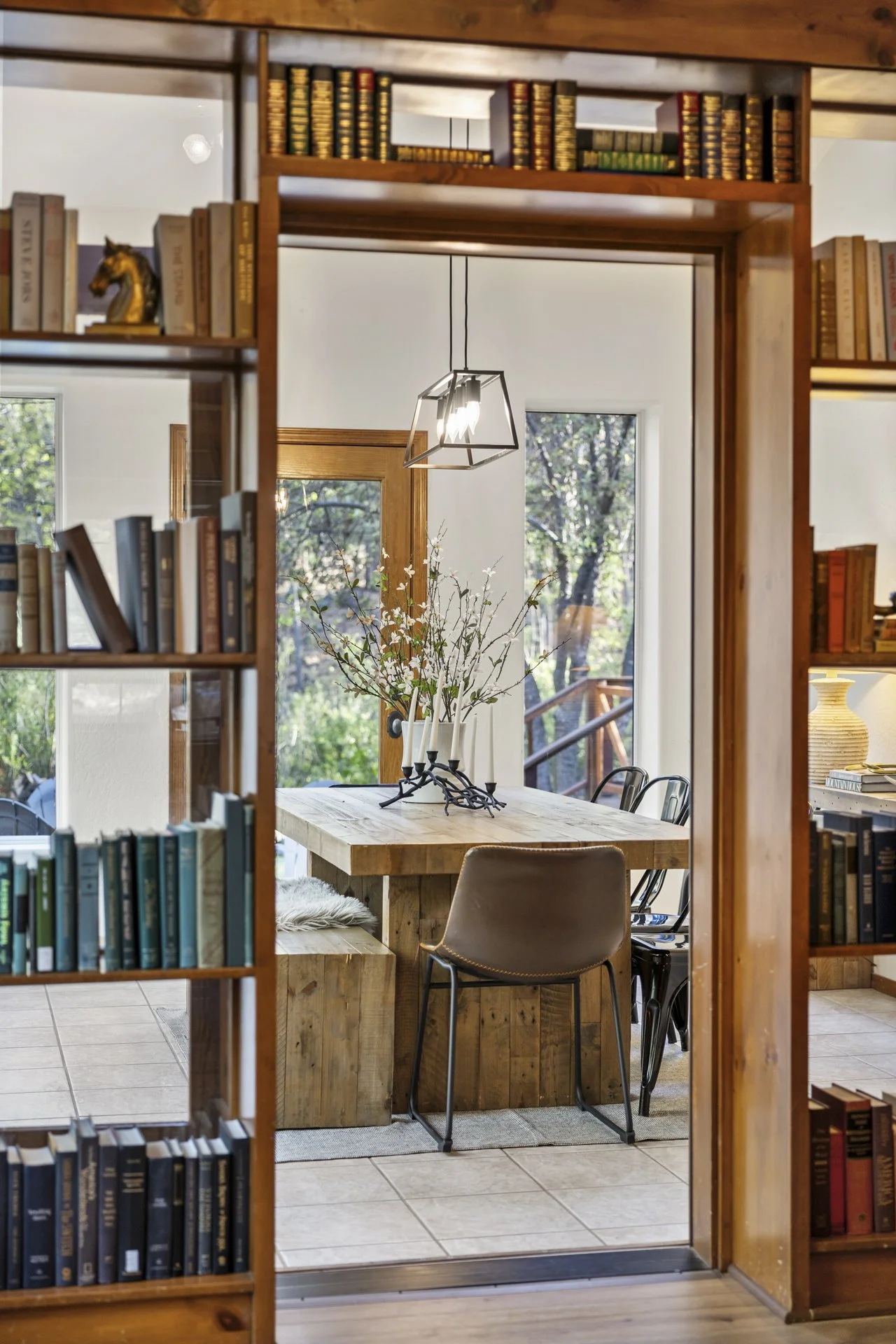 Dining room lighting and table details