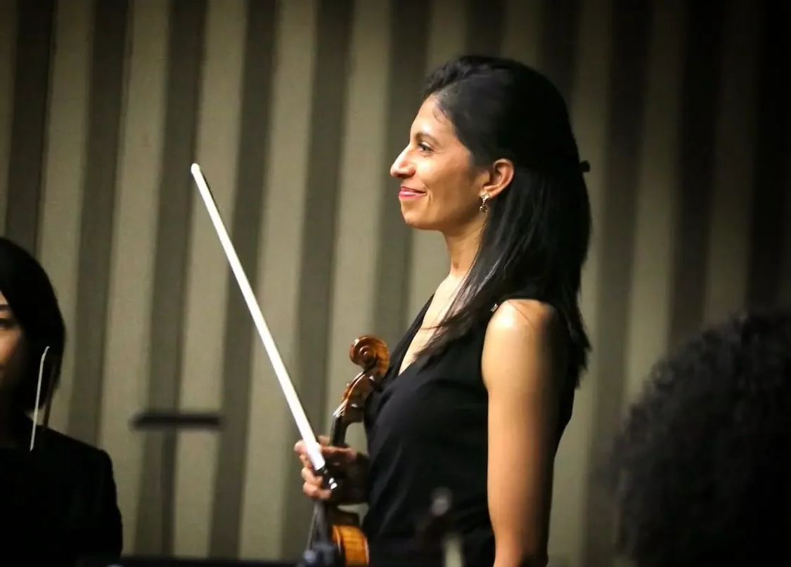 Nelly Guevara performing as violinist in concert in Los Ángeles as Concertmaster