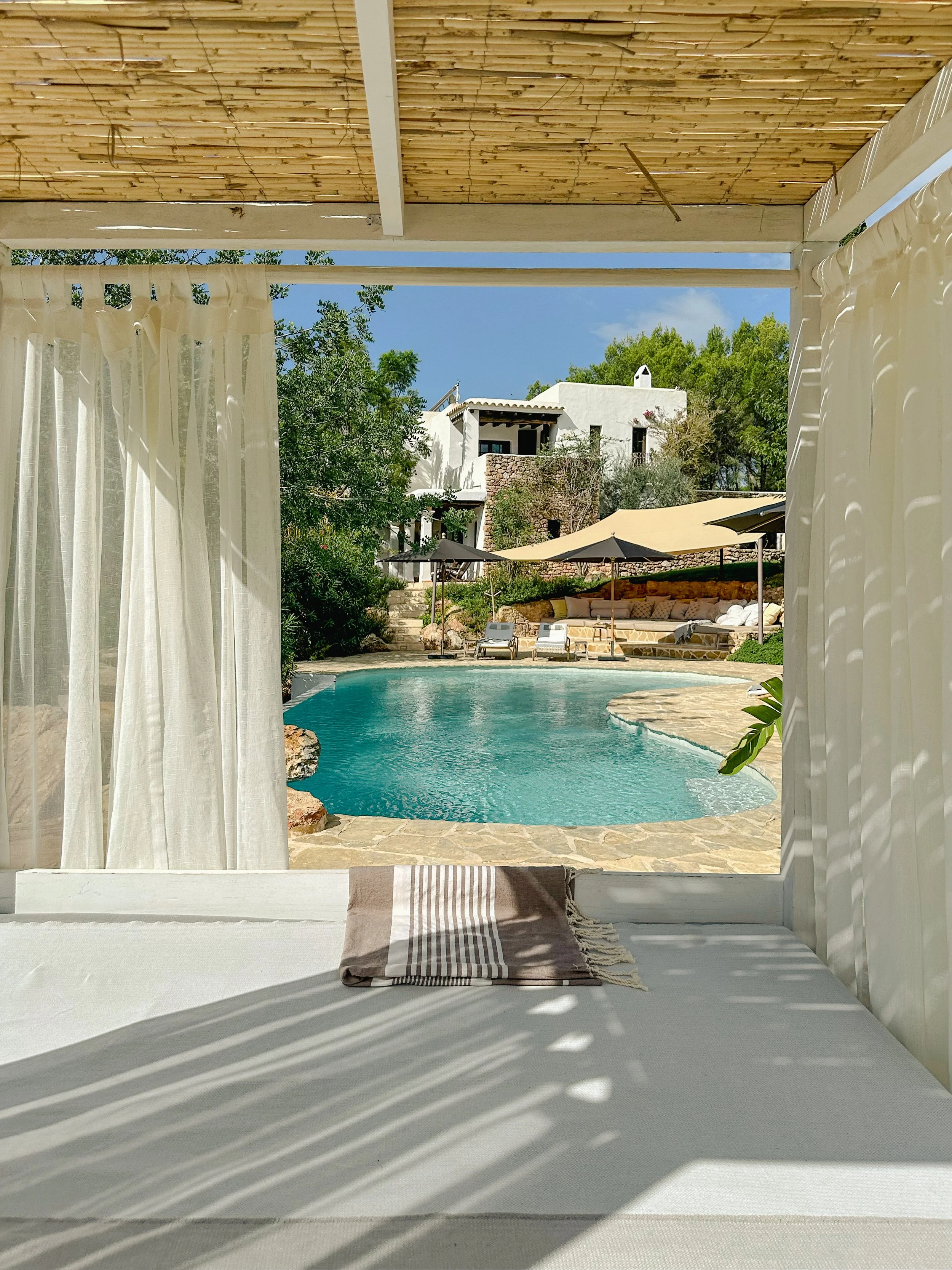 stadtflucht_berlin_houses_finca_ibiza_day bed with view on main house.jpg