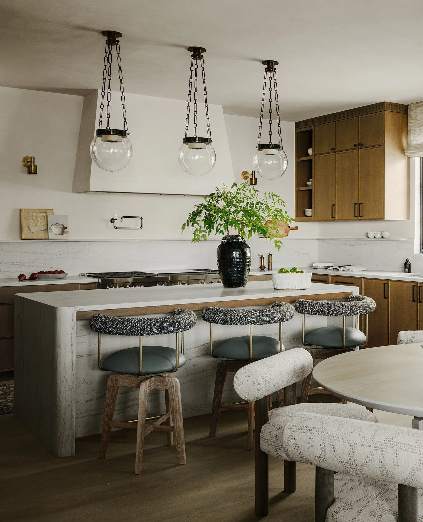 Save this post as &quot;dream kitchen inspiration&quot; 😉⁠
⁠
Ready to build your dream home? Visit us at teamultimo.com⁠ to get started!⁠
⁠
#ultimodevelopment #customhomebuilder #customhome #luxuryhomebuilder⁠ #newportbeach #lagunabeach ⁠
⁠
Interior