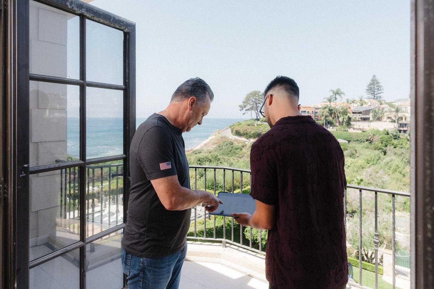 At Ultimo Development, we are committed to crafting luxury homes that stand the test of time. Our team is actively involved every step of the way, providing expert insight and advice from the initial vision to the final inspection. During constructio