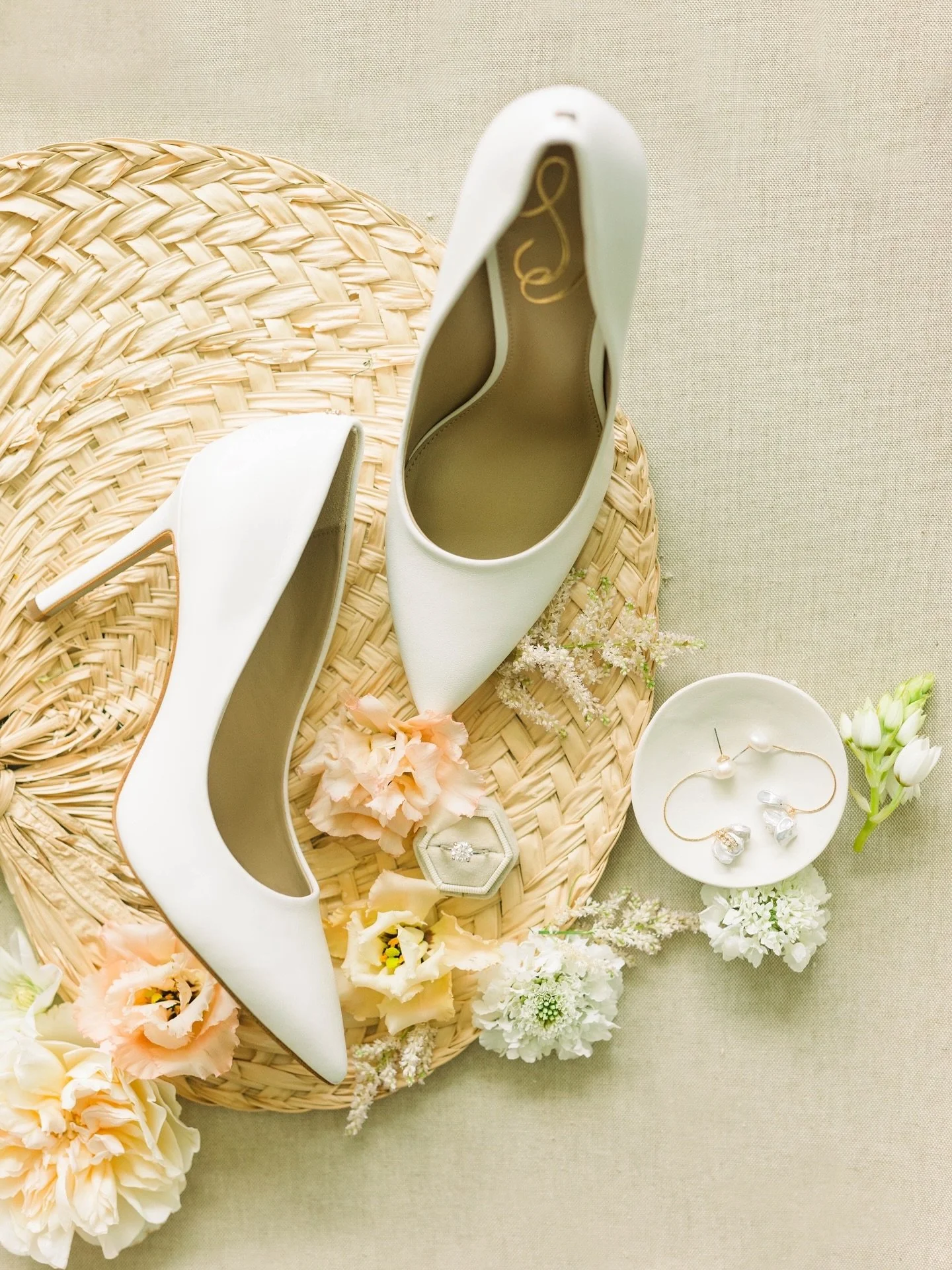 Soft light, timeless details, and stunning bride✨
.
.
Venue:&nbsp;@ritzcarltonoahuturtlebay  Coordination:&nbsp;@abcweddings  Photo:&nbsp;@ellamerrillphotography Florist:&nbsp;@belledejour_floral 
Rentals:&nbsp;@alohaartisans  DJ + MC + Photo Booth:&