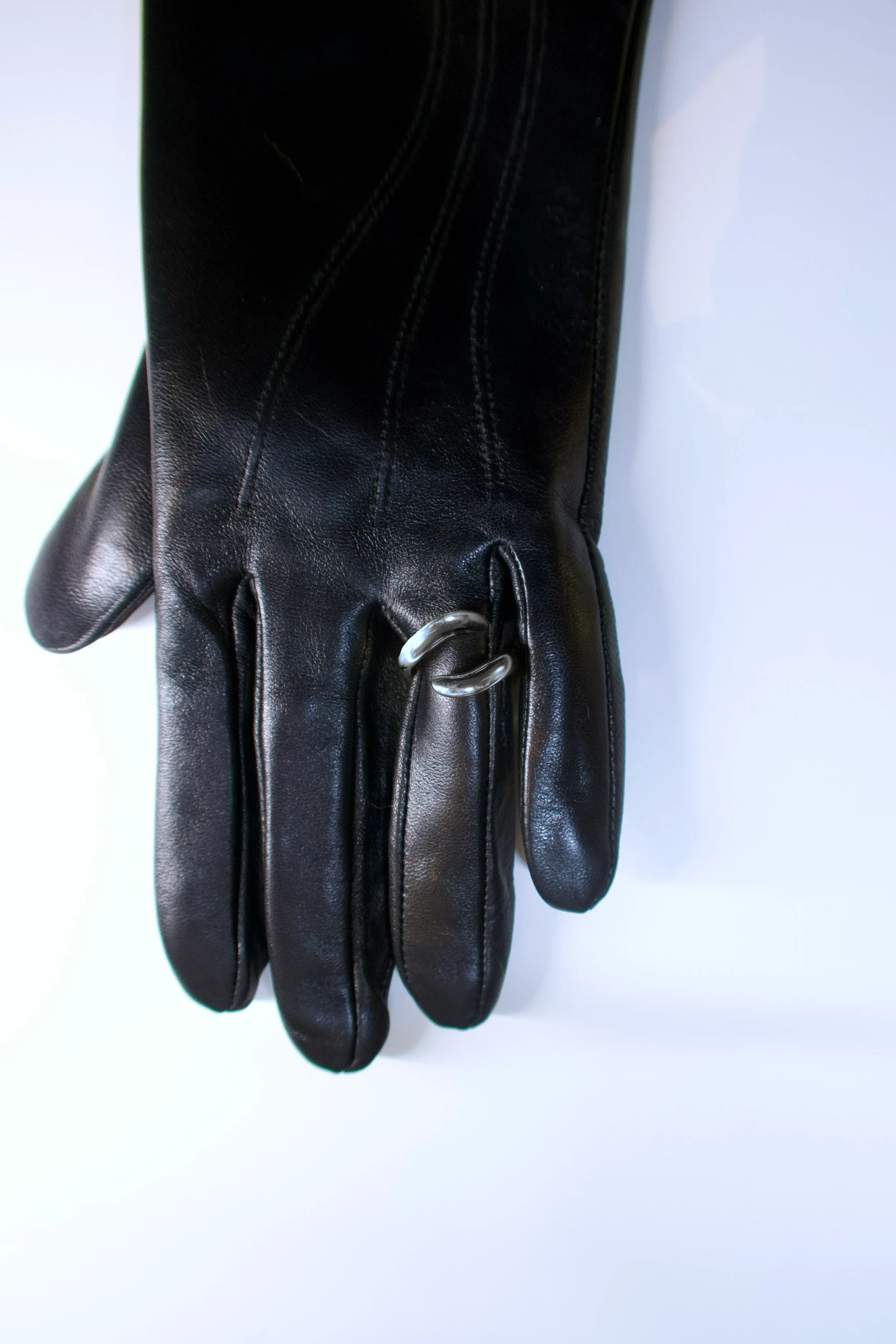 inora-band-plain-white-gold-diamond-ring-glove.webp