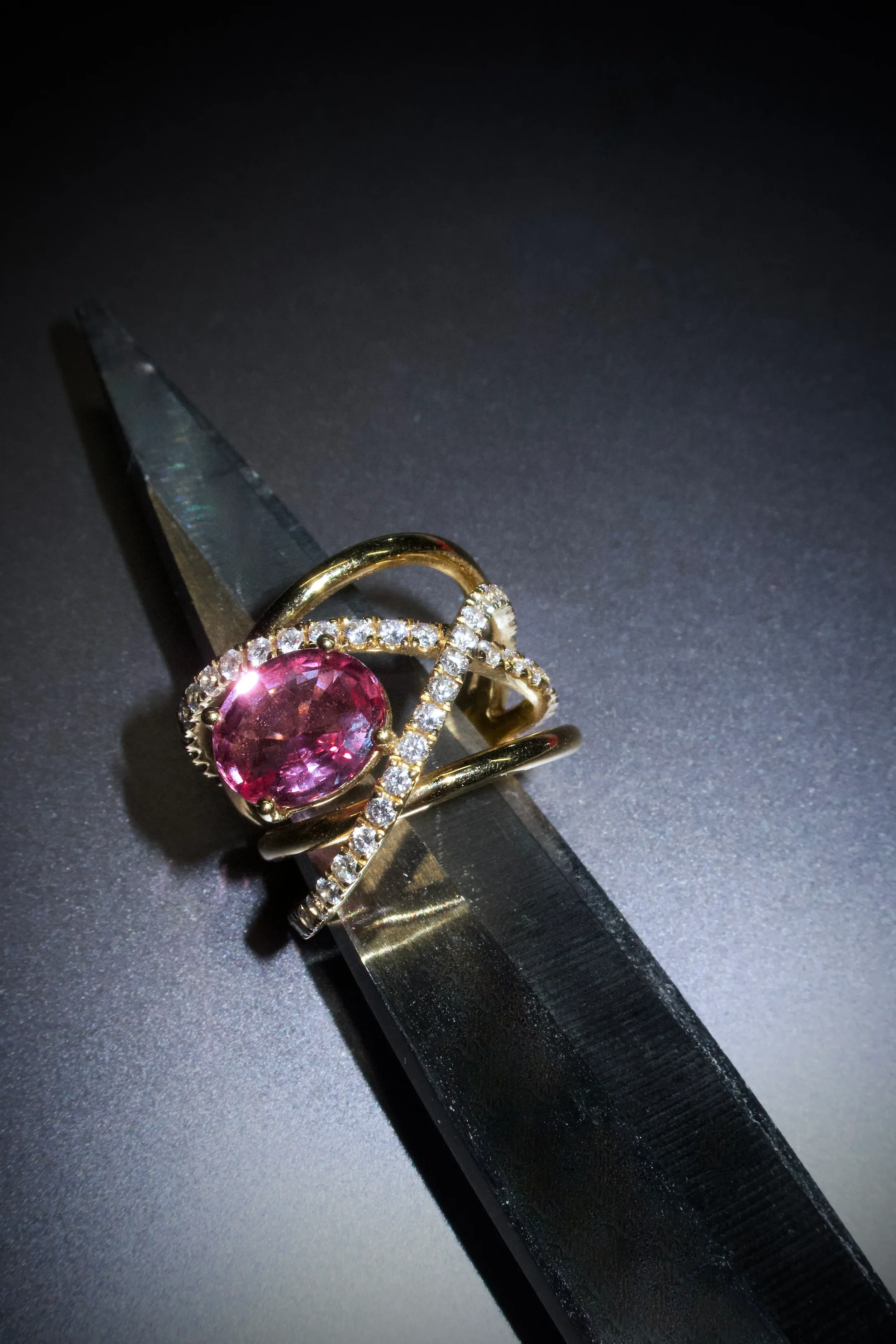 aletheia-ring-yellow-gold-diamonds-pink-sapphire-oval.webp