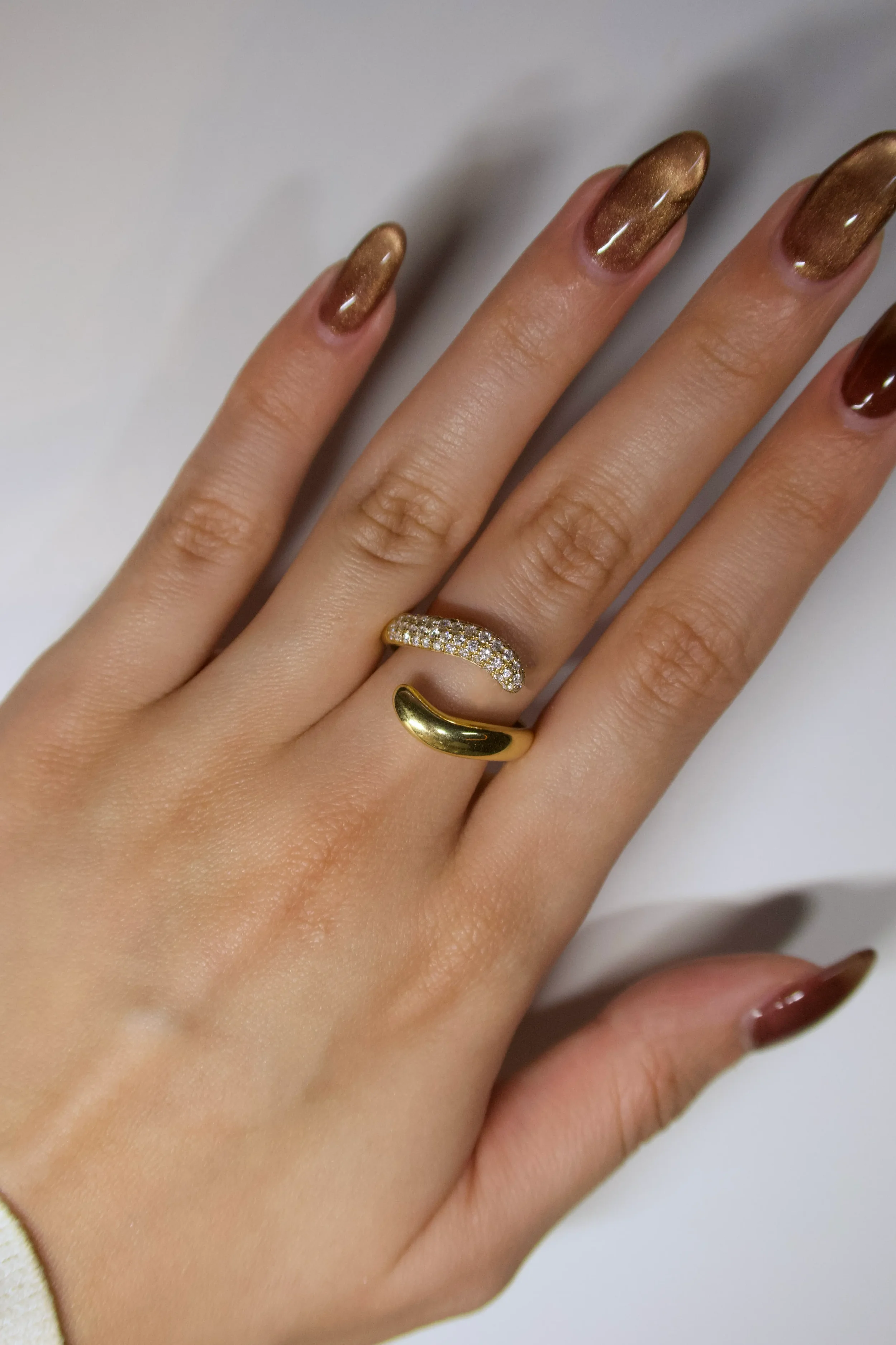 inora-band-classic-yellow-gold-diamond-hand.webp