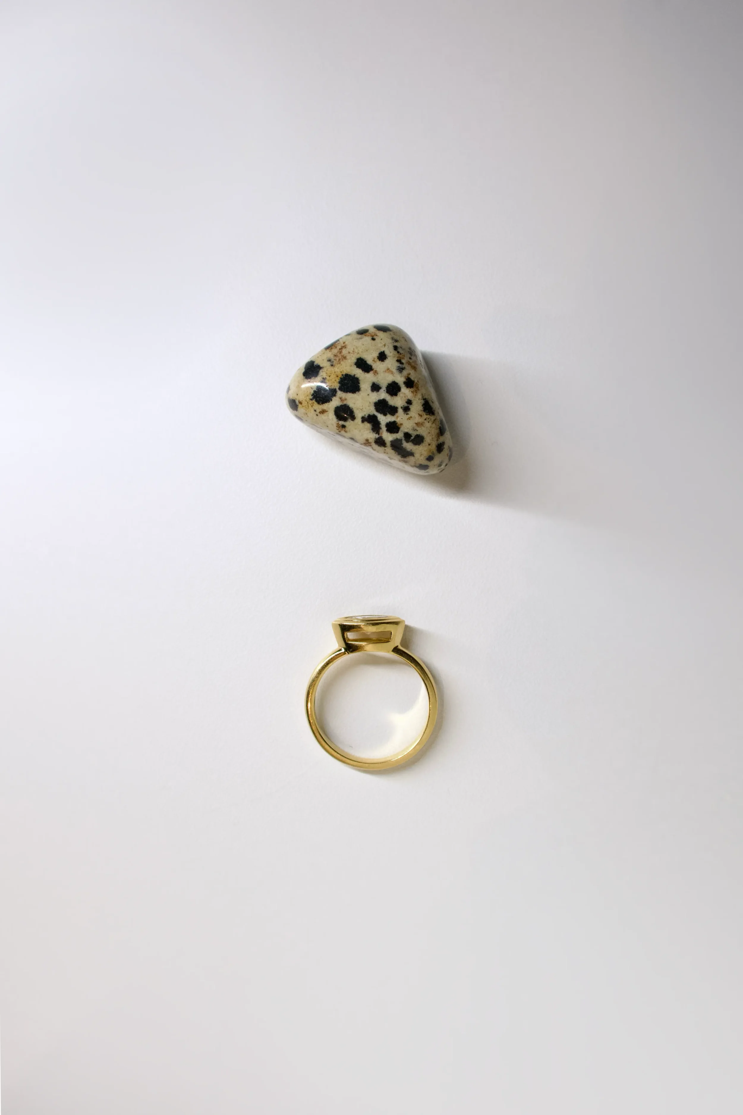 ori-ring-yellow-gold-side.webp