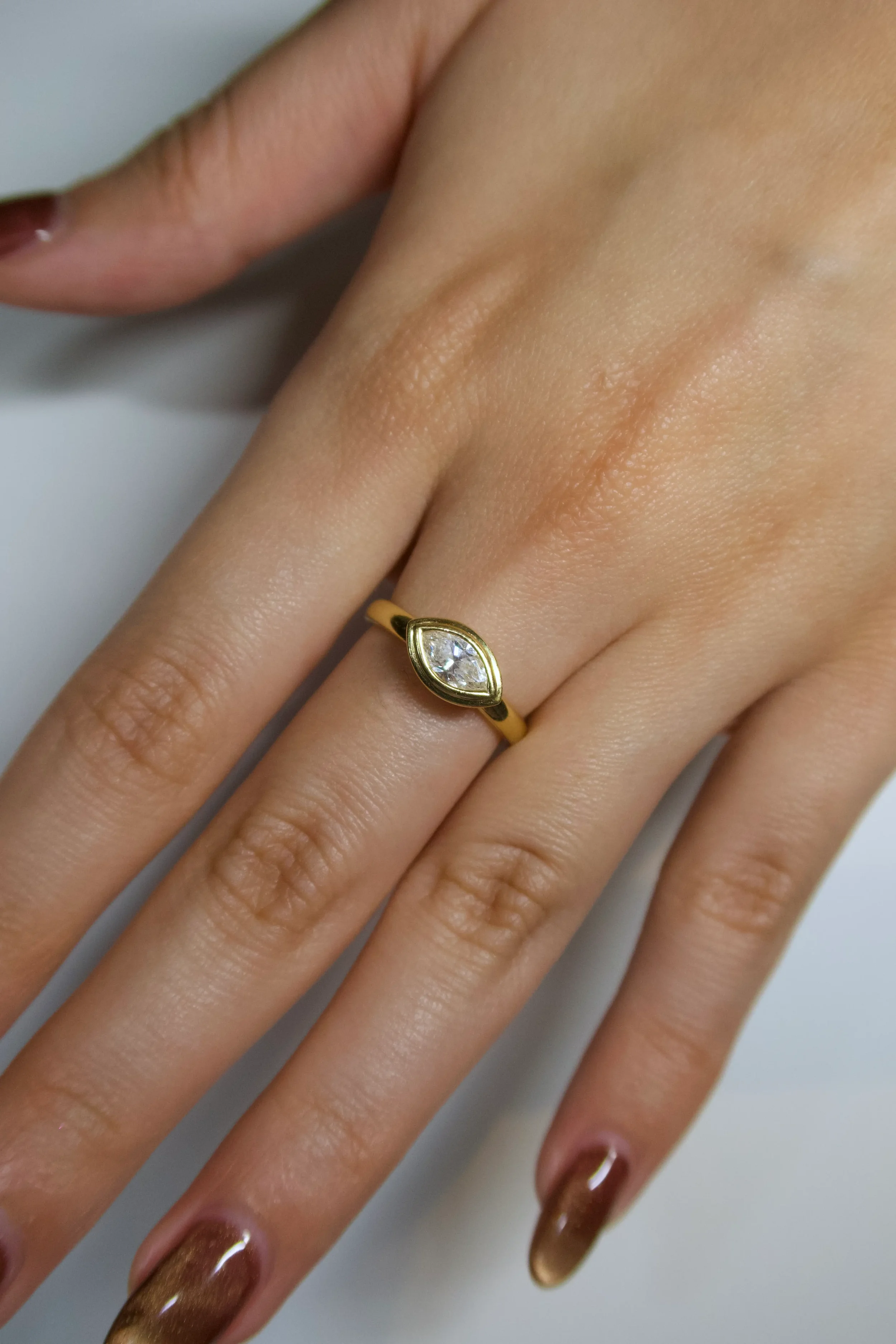 ori-ring-yellow-gold-diamond-hand.webp