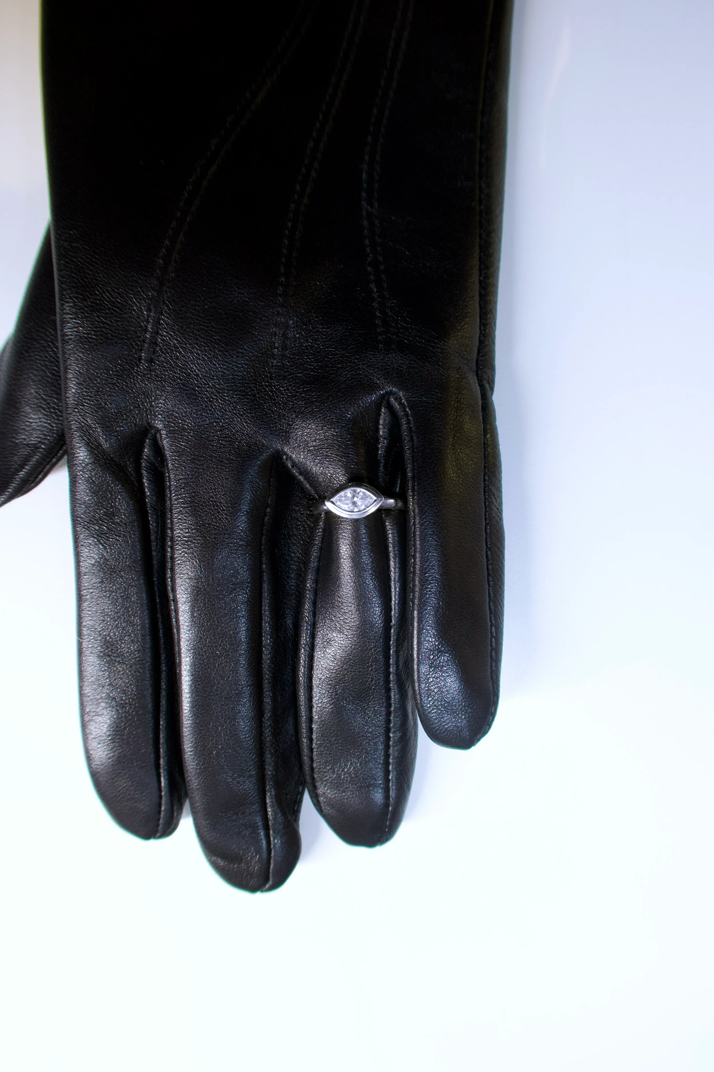 ori-ring-white-gold-diamond-glove.webp