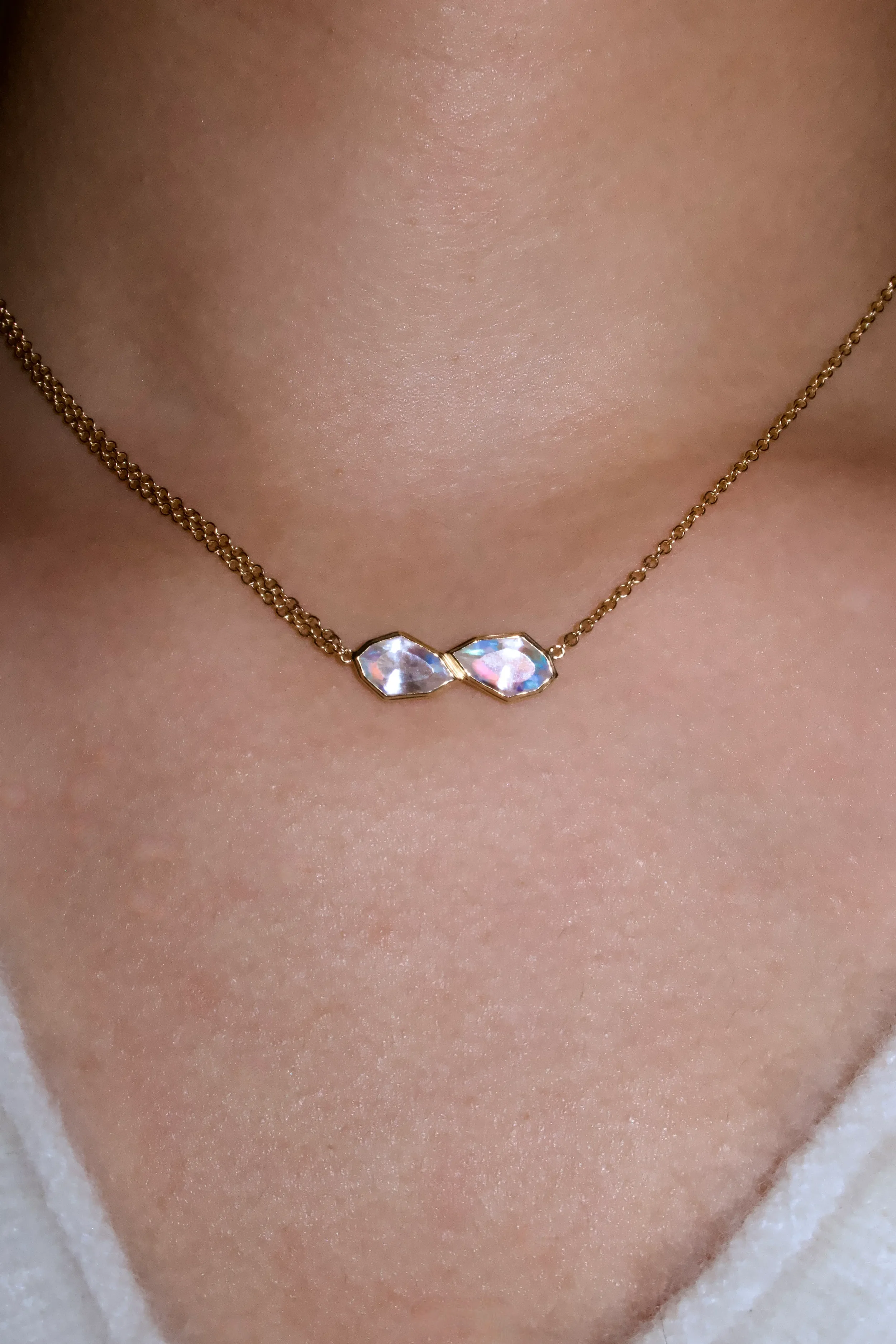 inyo-necklace-yellow-gold-rainbow-moonstone-neck.webp